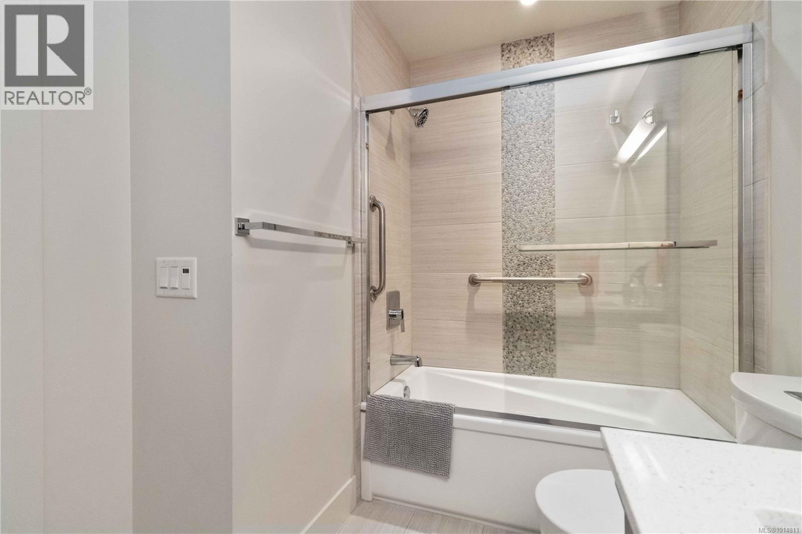309 3815 Rowland Ave, Saanich