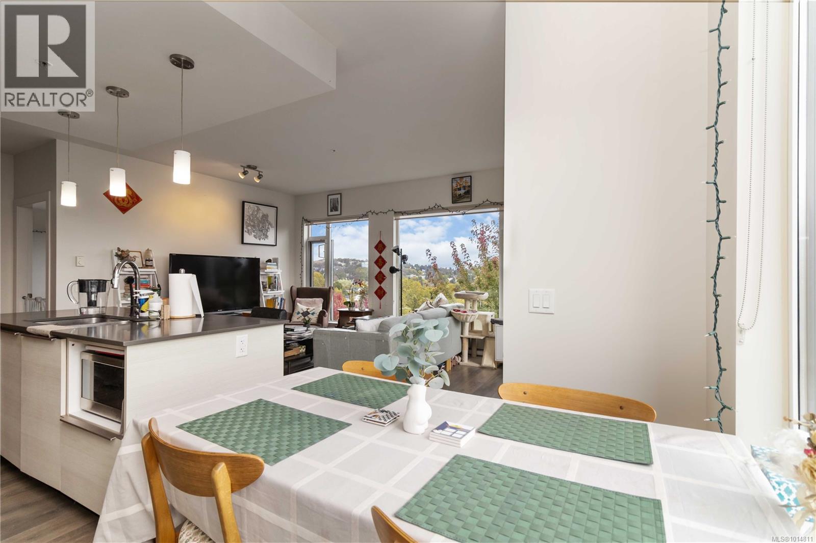 309 3815 Rowland Ave, Saanich