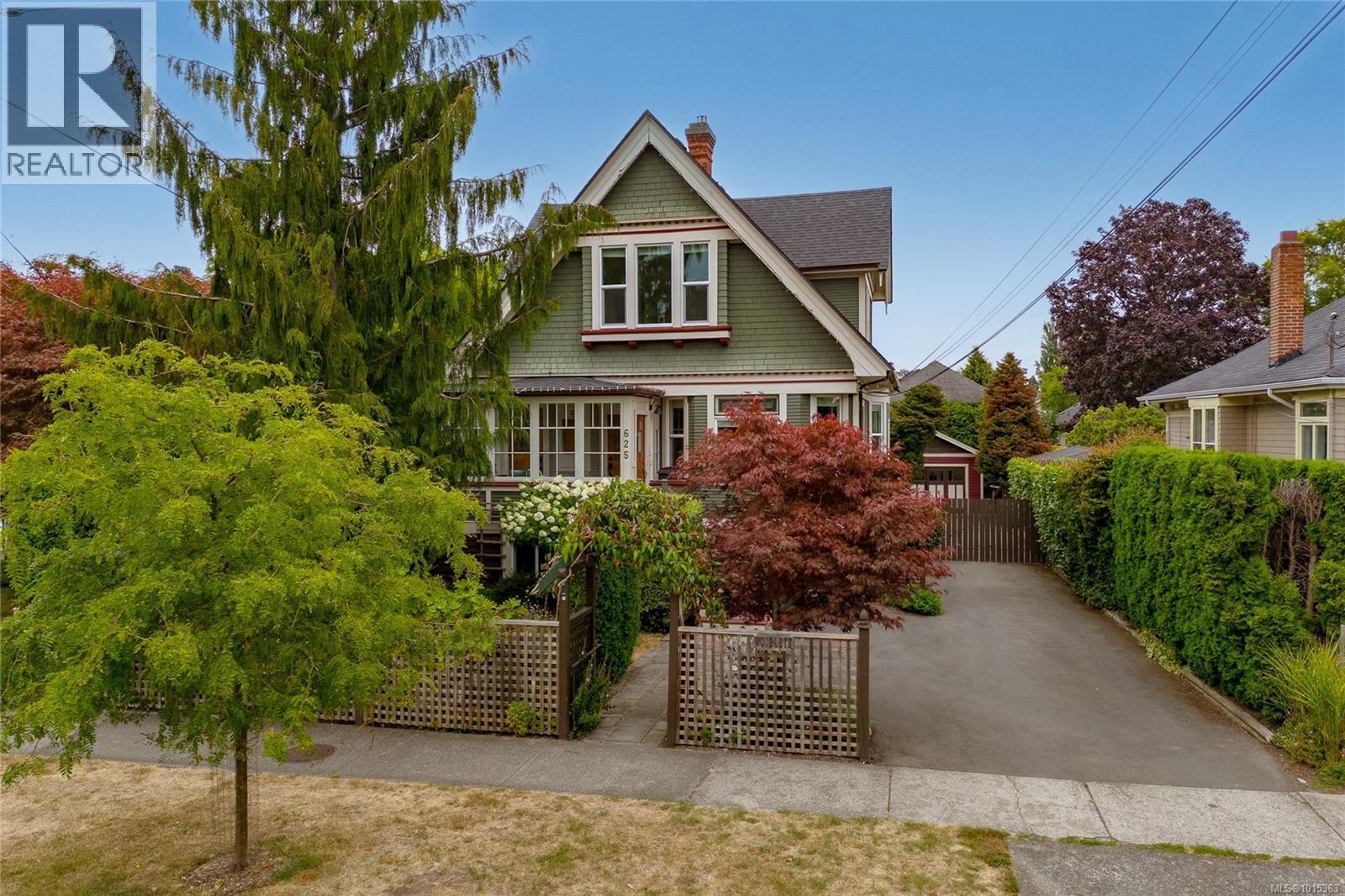  625 Harbinger Avenue, Victoria