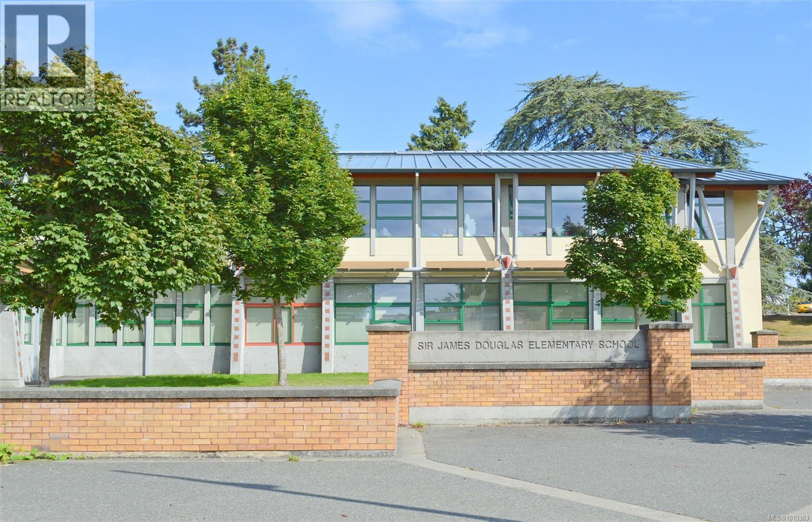  625 Harbinger Avenue, Victoria