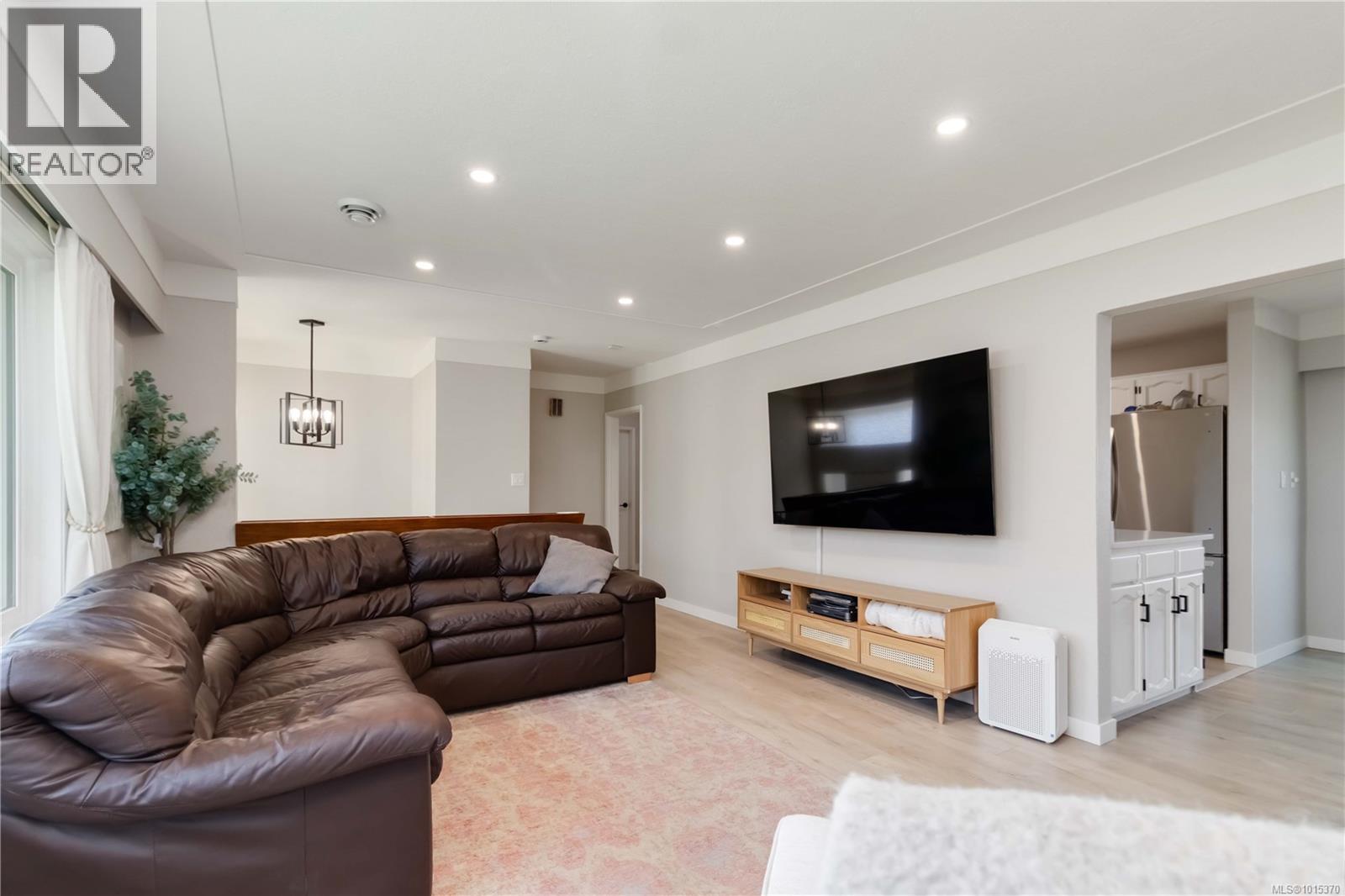  3700 Raymond Street South, Saanich