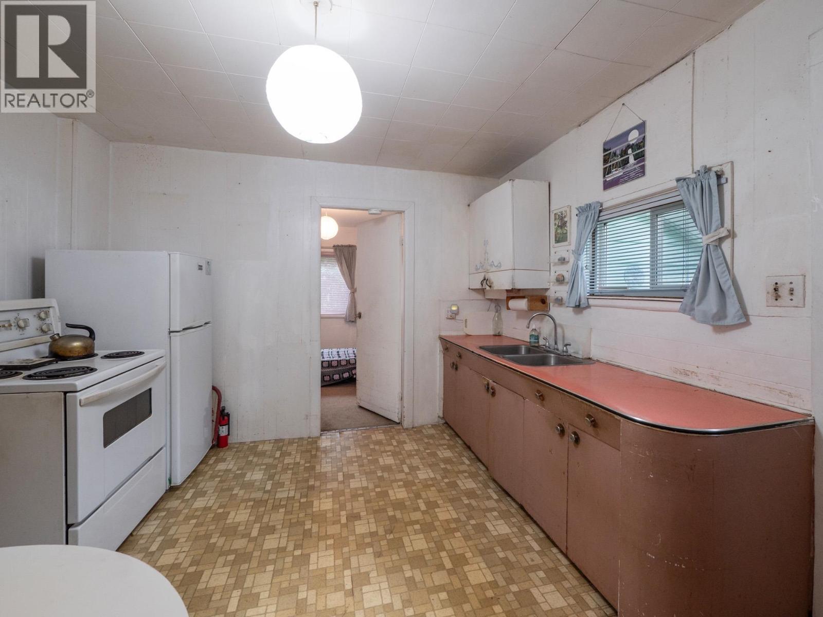 327 HEADLANDS ROAD, Gibsons
