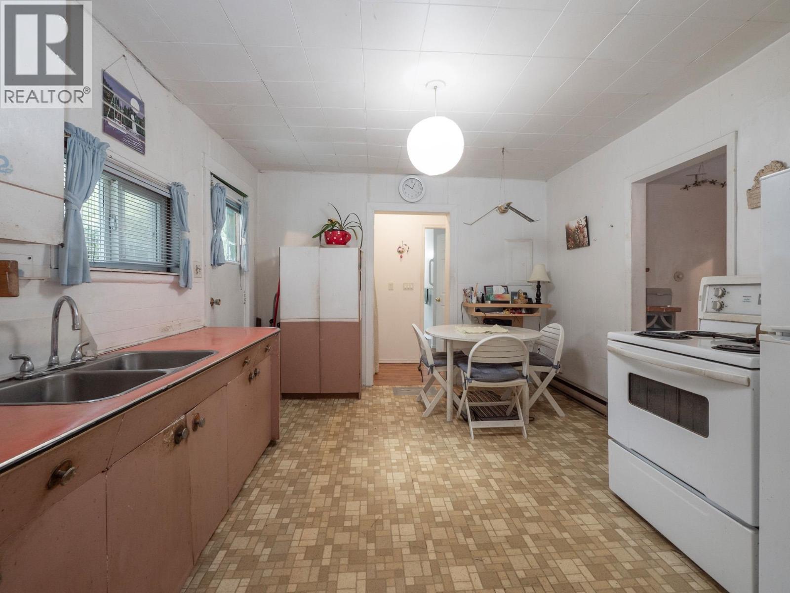 327 HEADLANDS ROAD, Gibsons