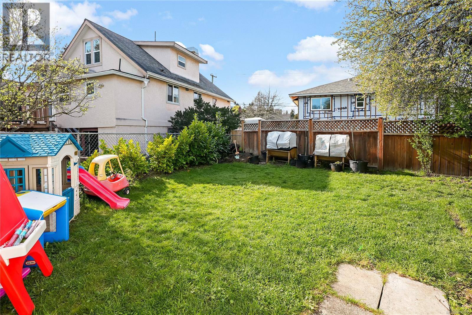 1426 Westall Ave, Victoria