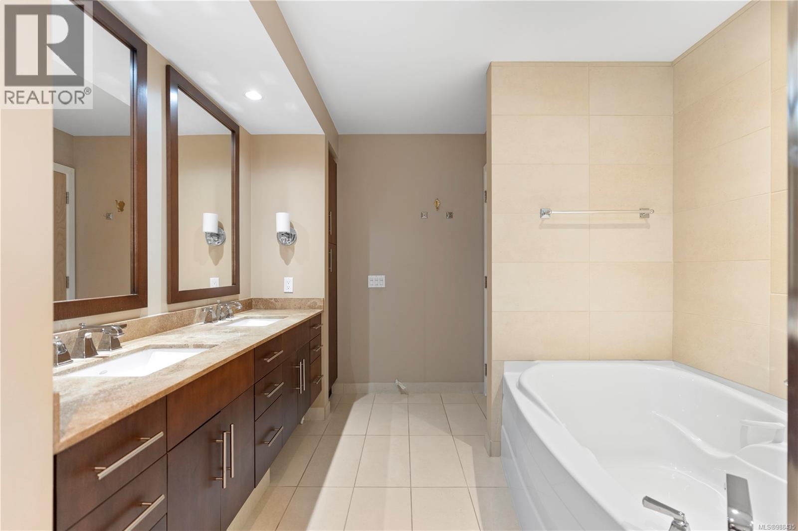 402 748 Sayward Hill Terrace, Saanich