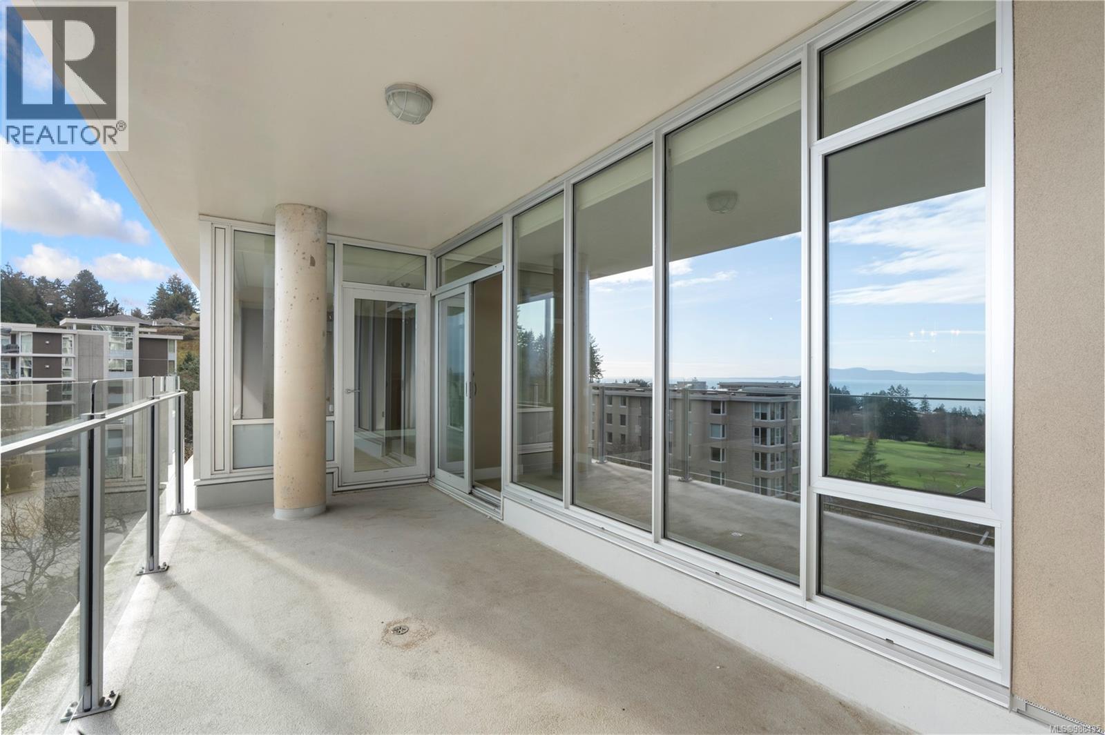 402 748 Sayward Hill Terrace, Saanich