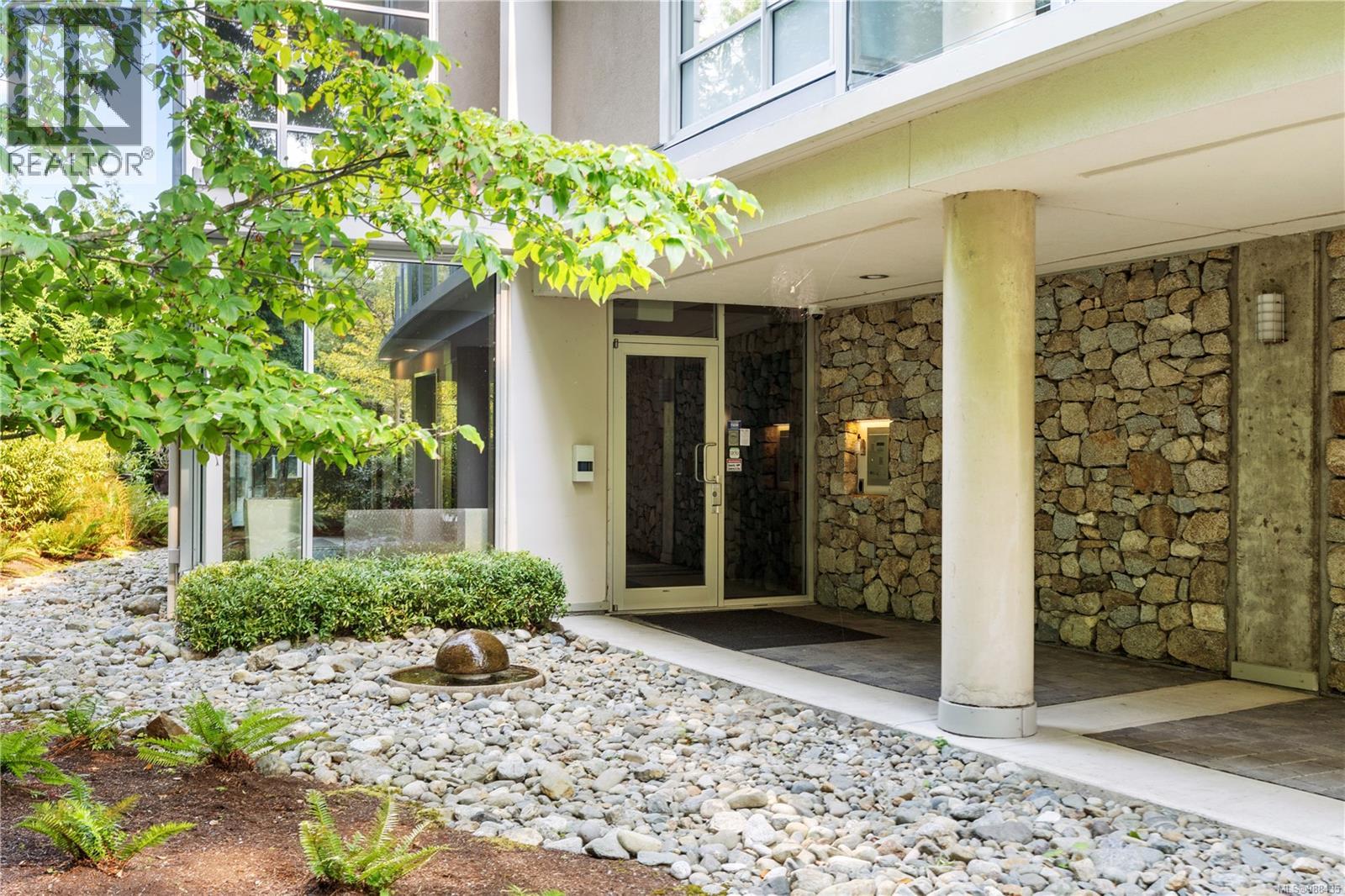 402 748 Sayward Hill Terrace, Saanich