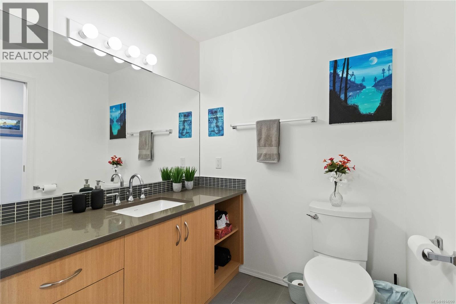 317 2245 James White Boulevard, Sidney