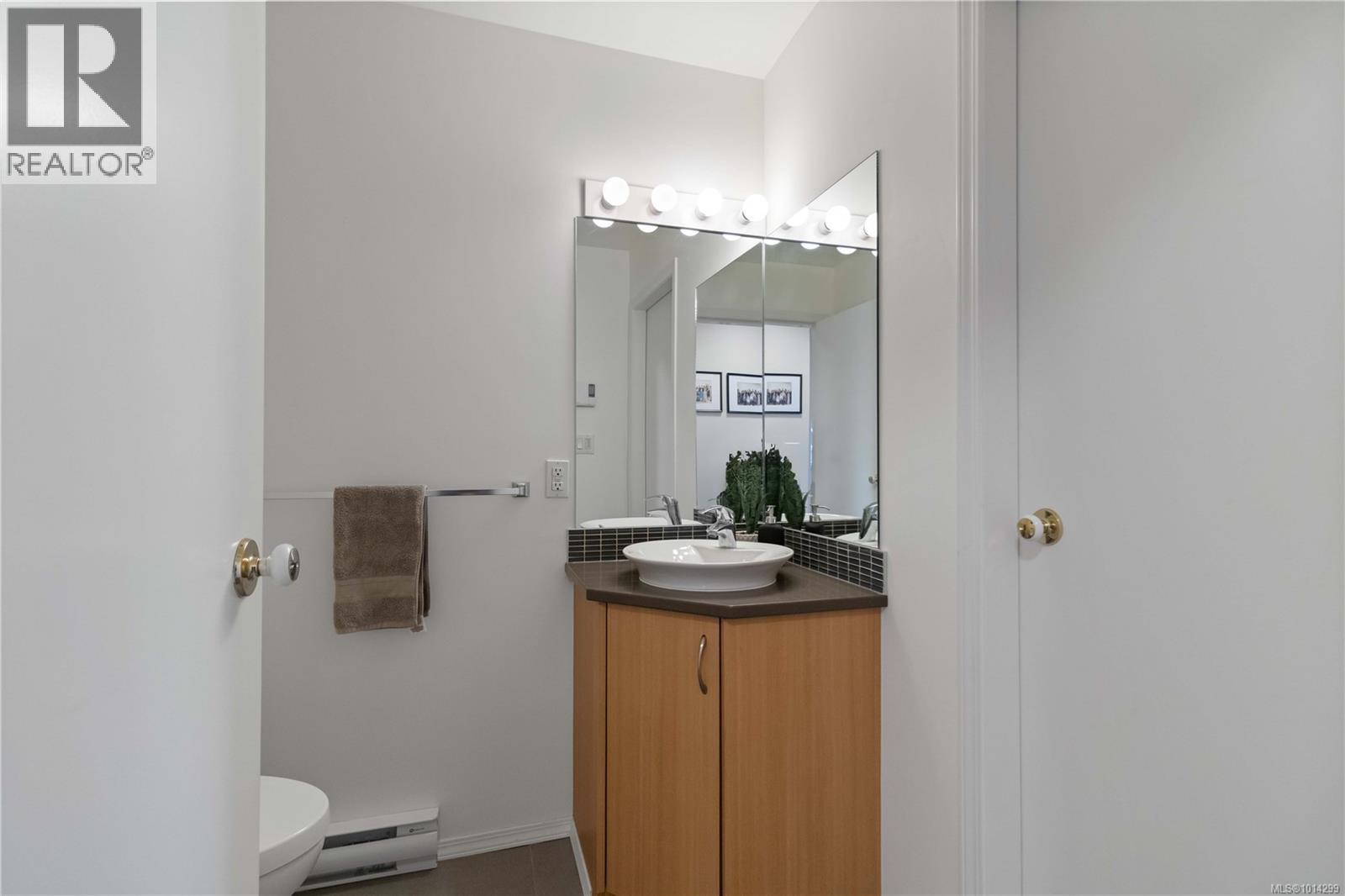 317 2245 James White Boulevard, Sidney