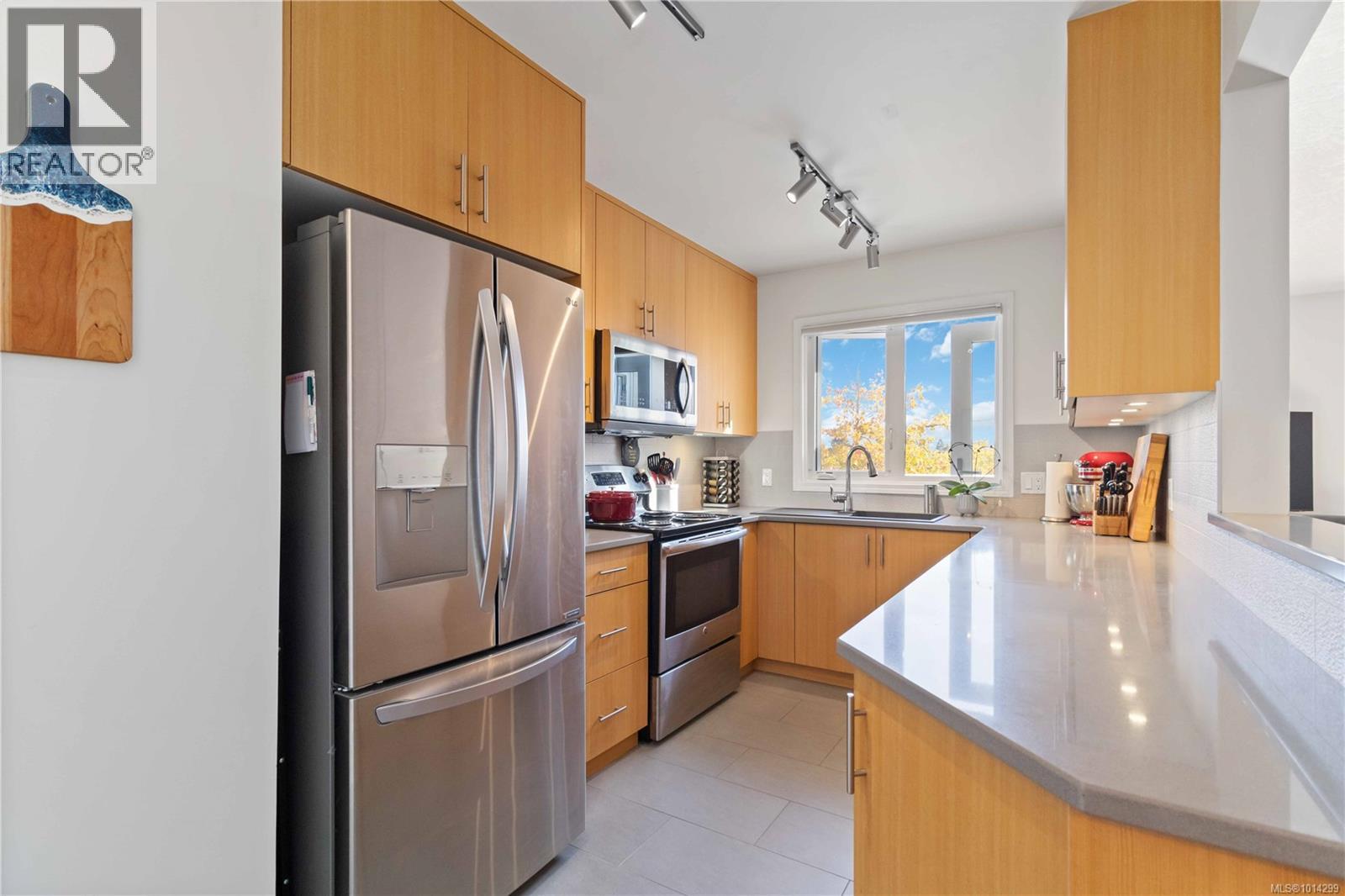 317 2245 James White Boulevard, Sidney