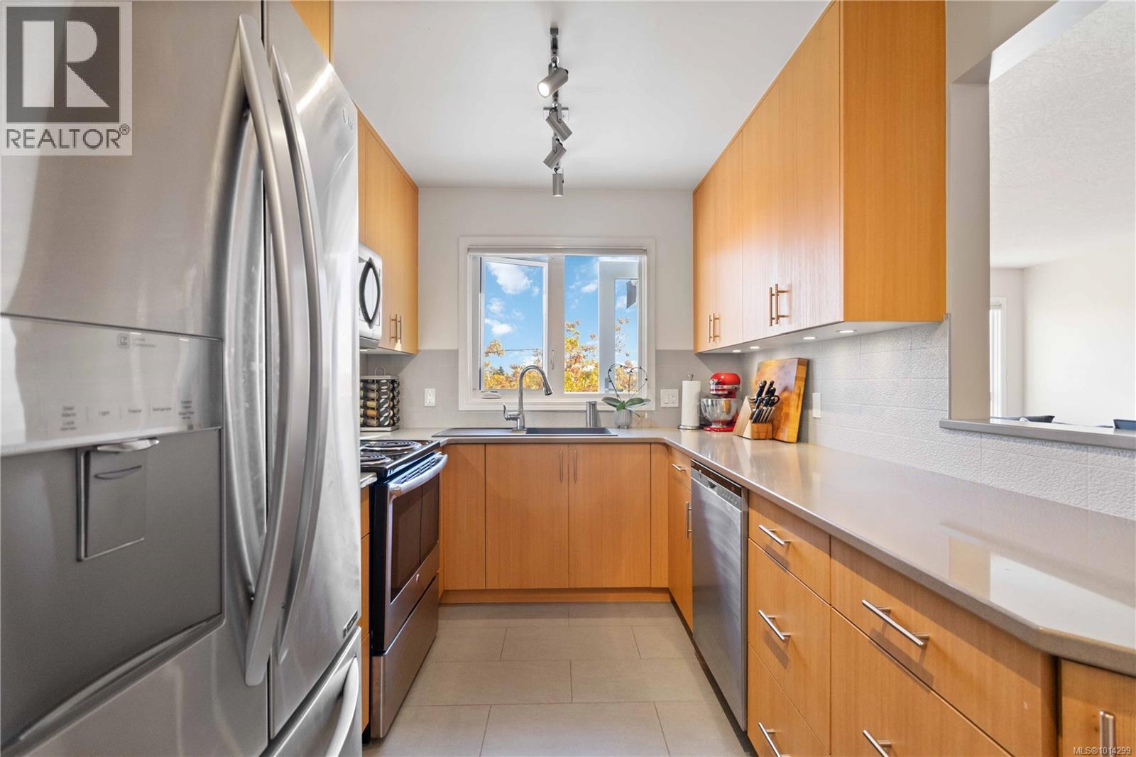 317 2245 James White Boulevard, Sidney