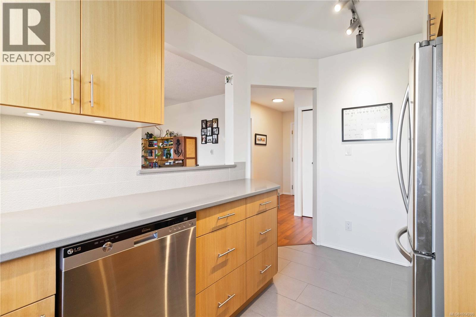 317 2245 James White Boulevard, Sidney