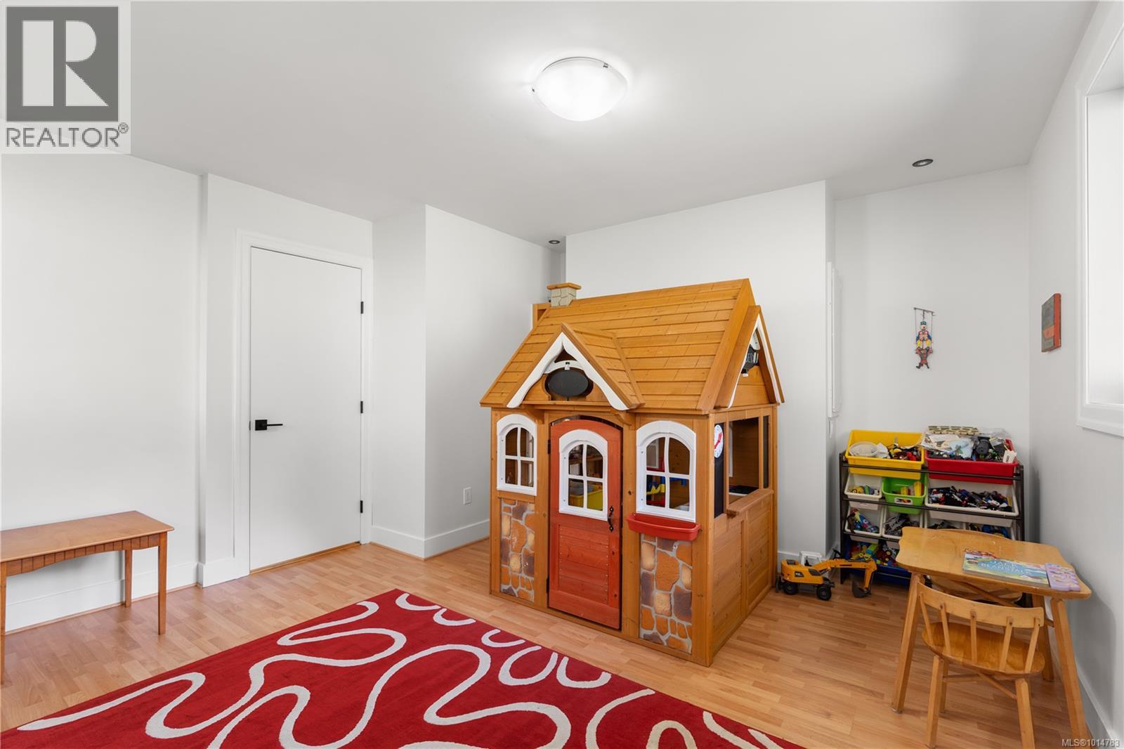  8242 Thomson Place, Central Saanich