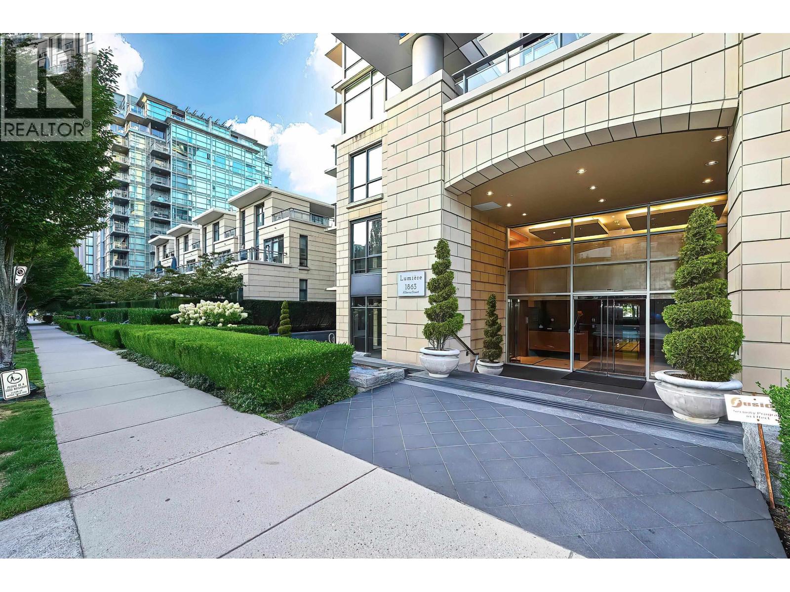 301 1863 ALBERNI Street - photo 2