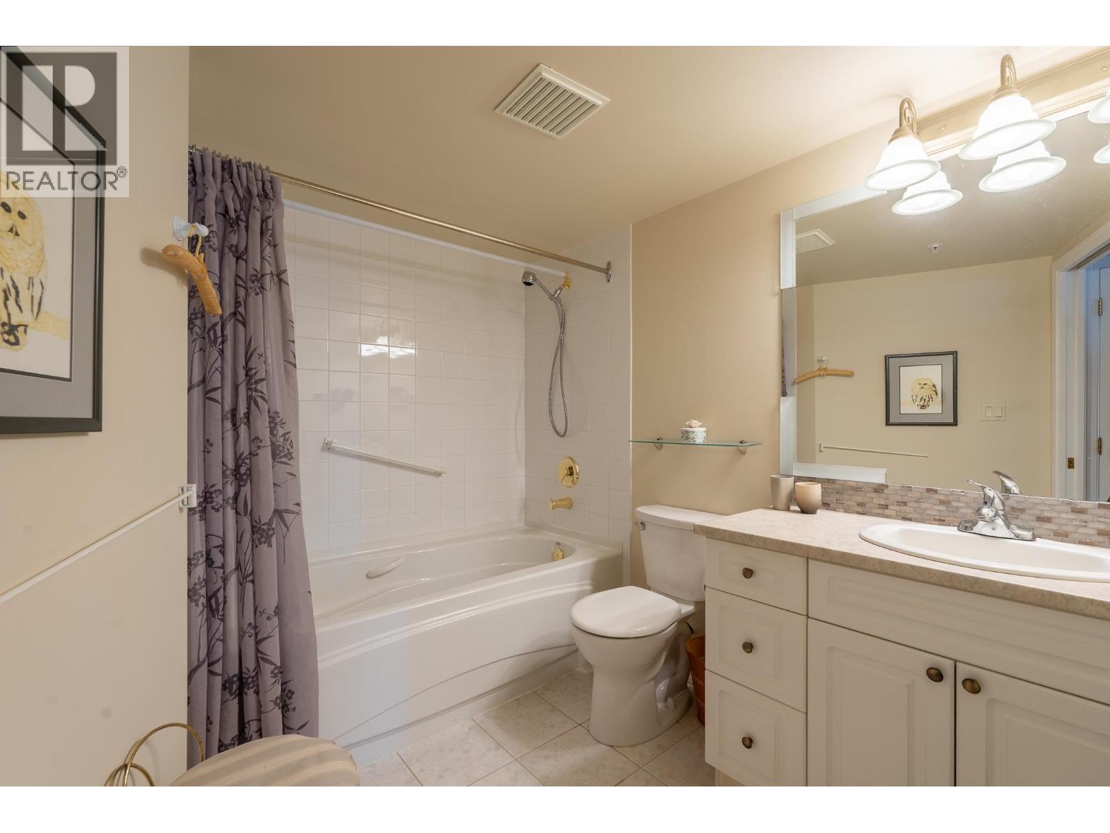 102 5470 INLET AVENUE, Sechelt