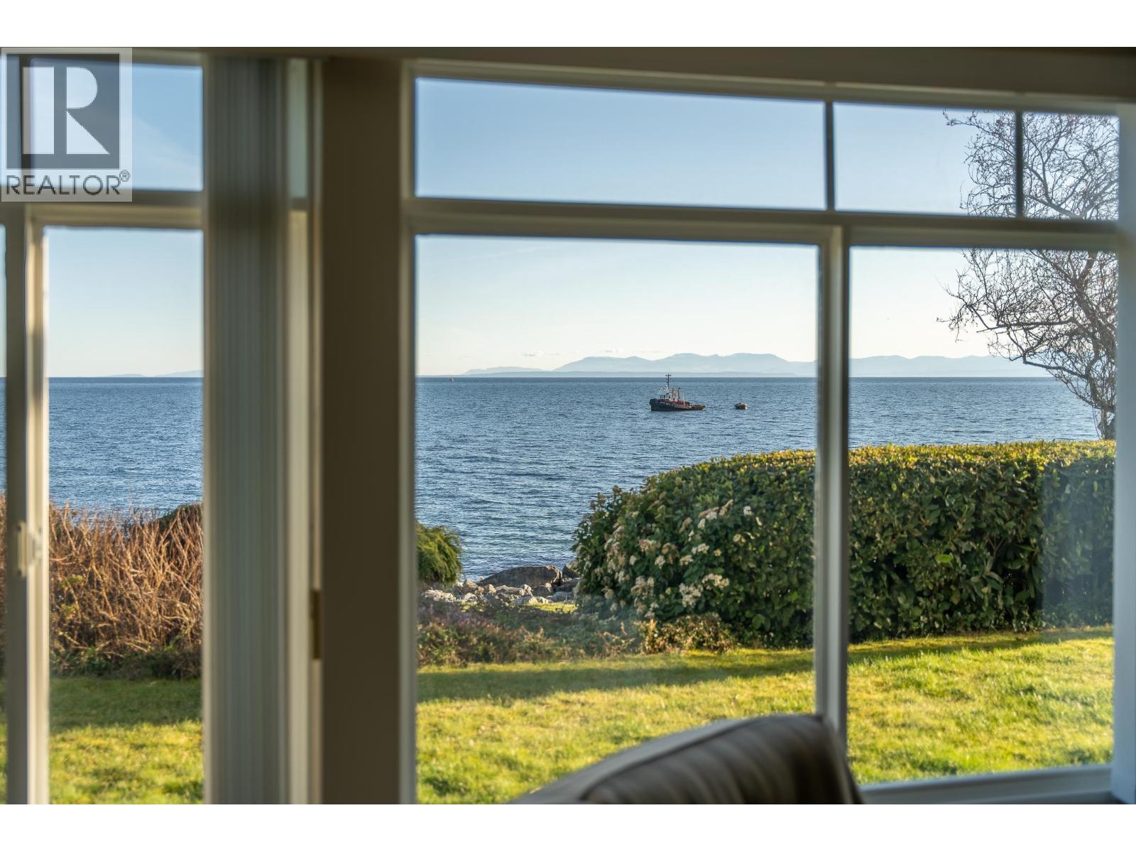 102 5470 INLET AVENUE, Sechelt