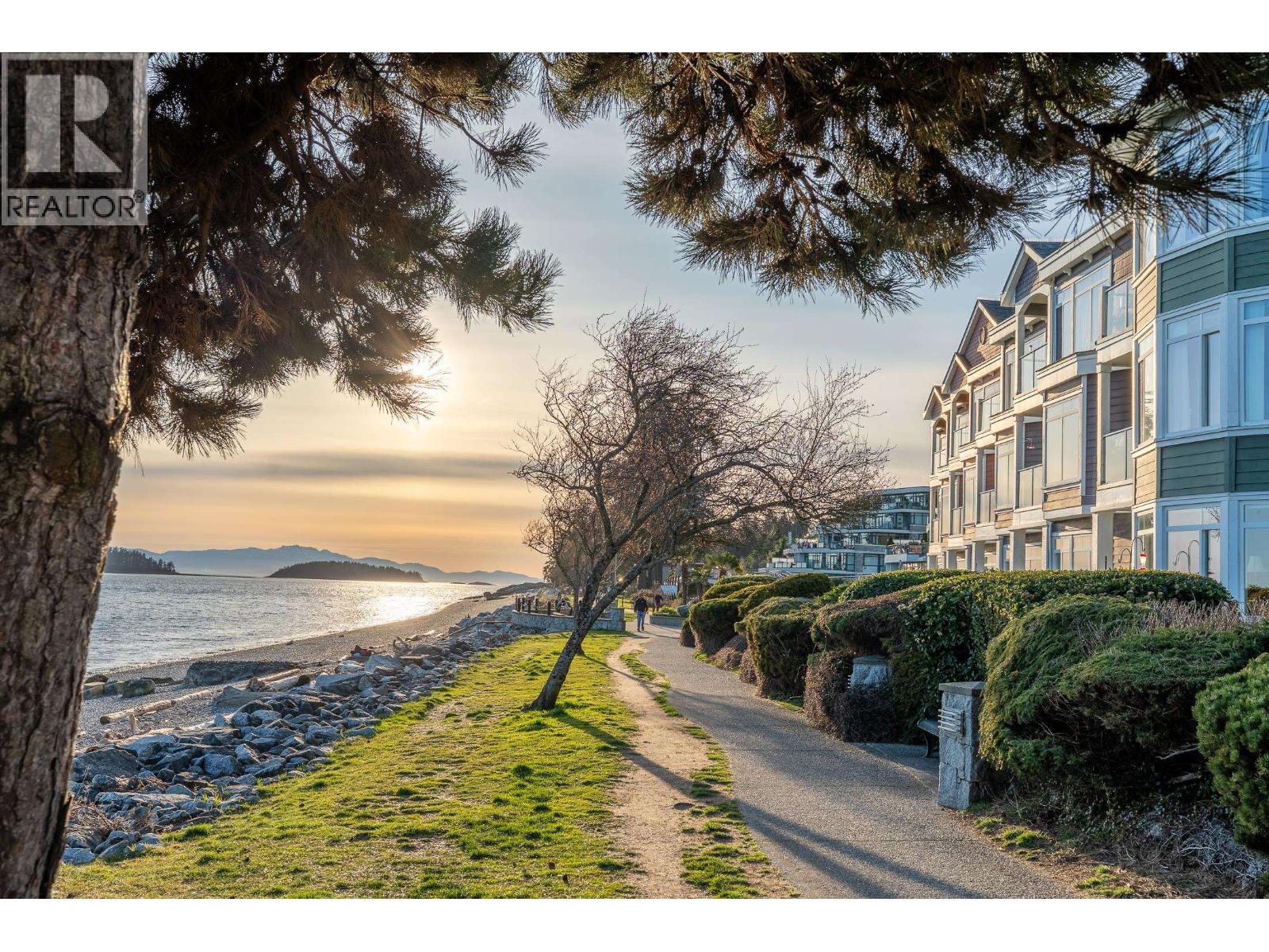 102 5470 INLET AVENUE, Sechelt