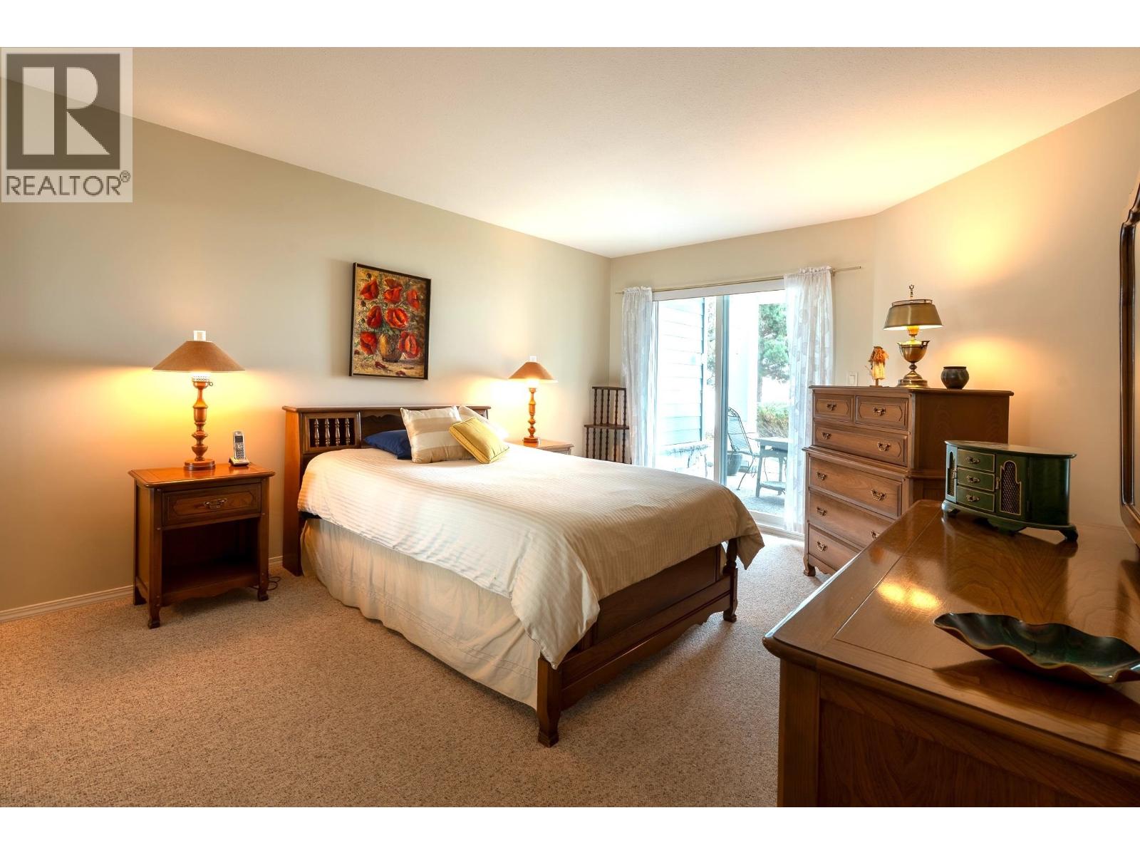 102 5470 INLET AVENUE, Sechelt