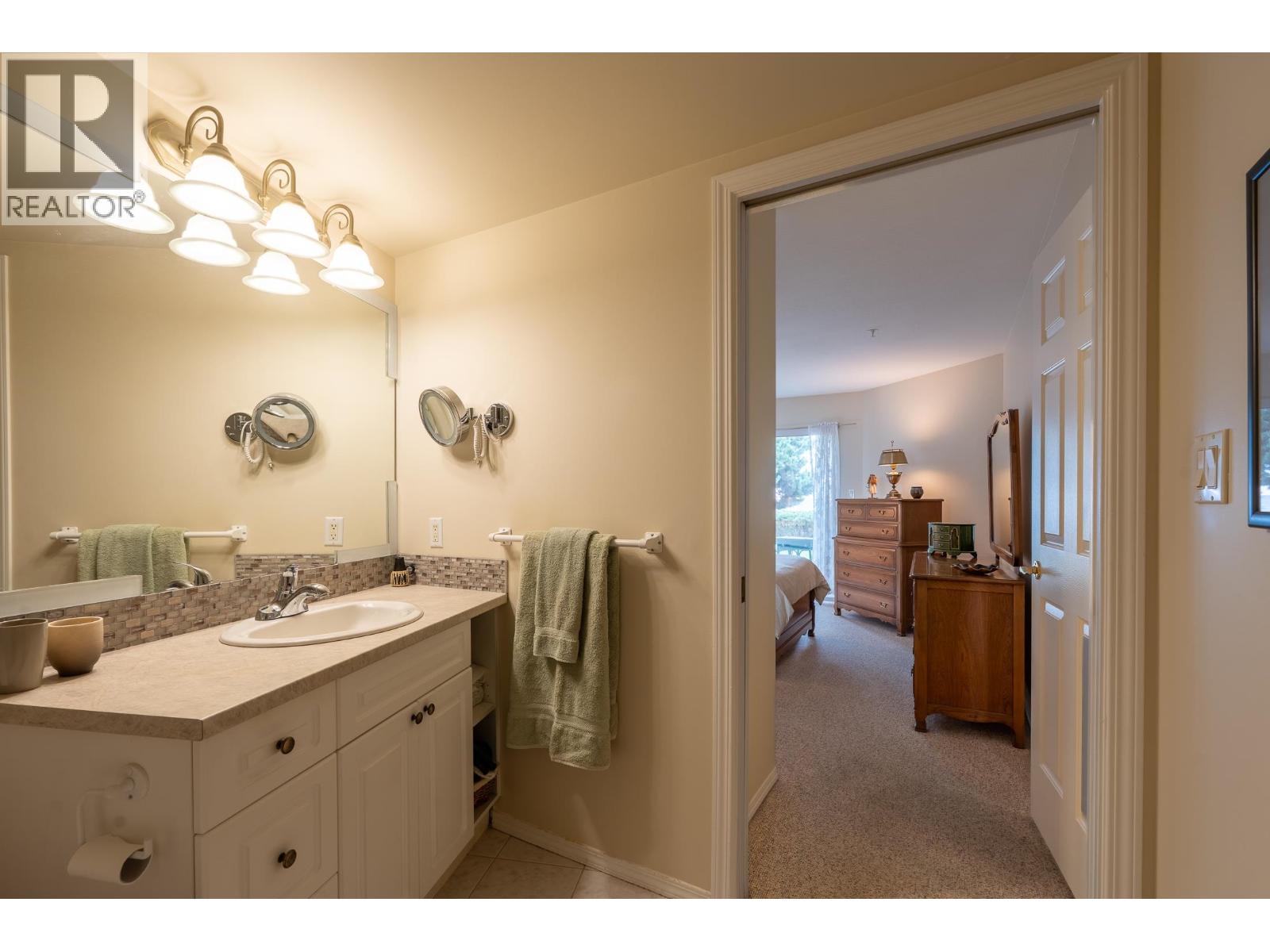 102 5470 INLET AVENUE, Sechelt