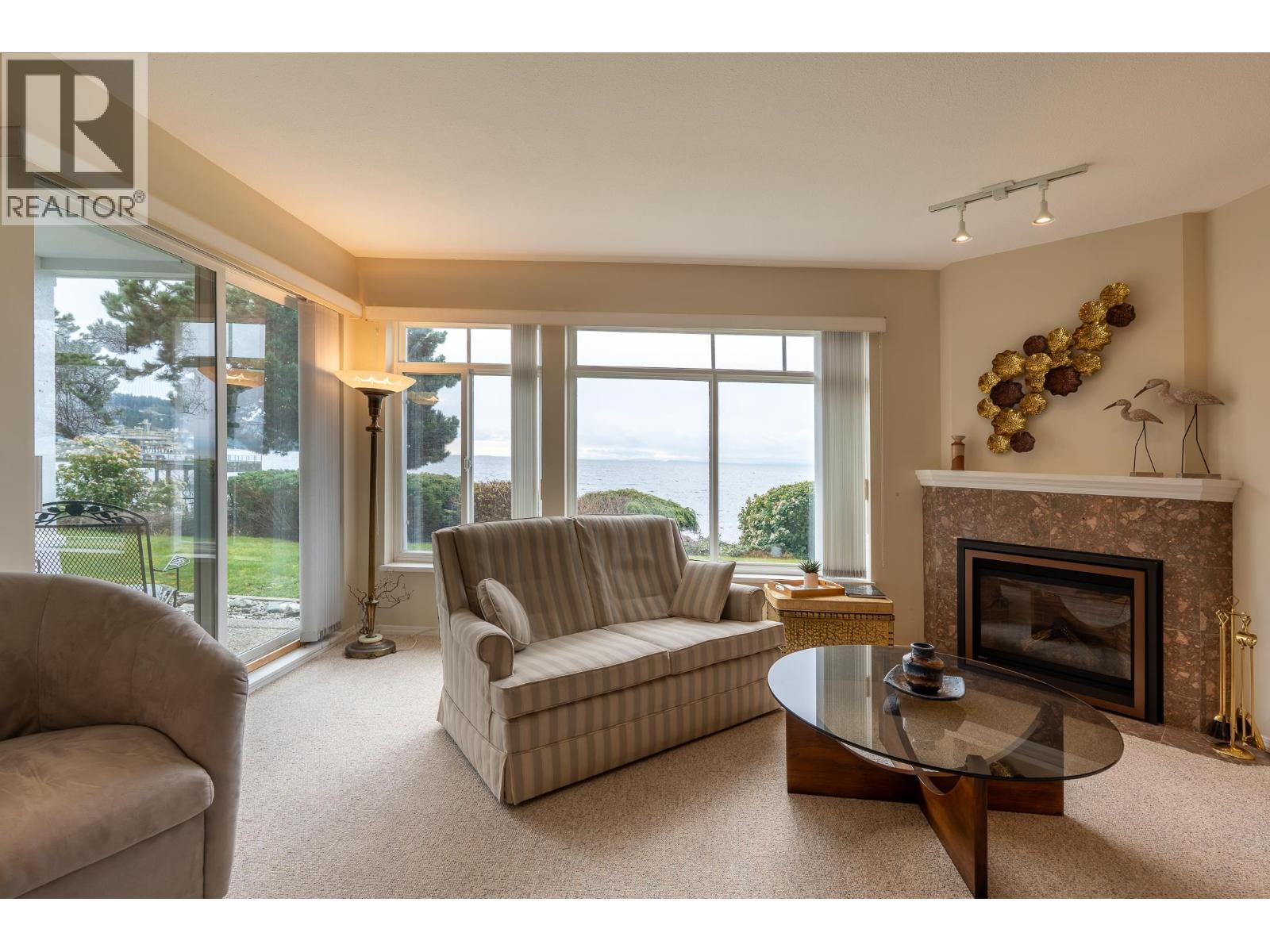 102 5470 INLET AVENUE, Sechelt