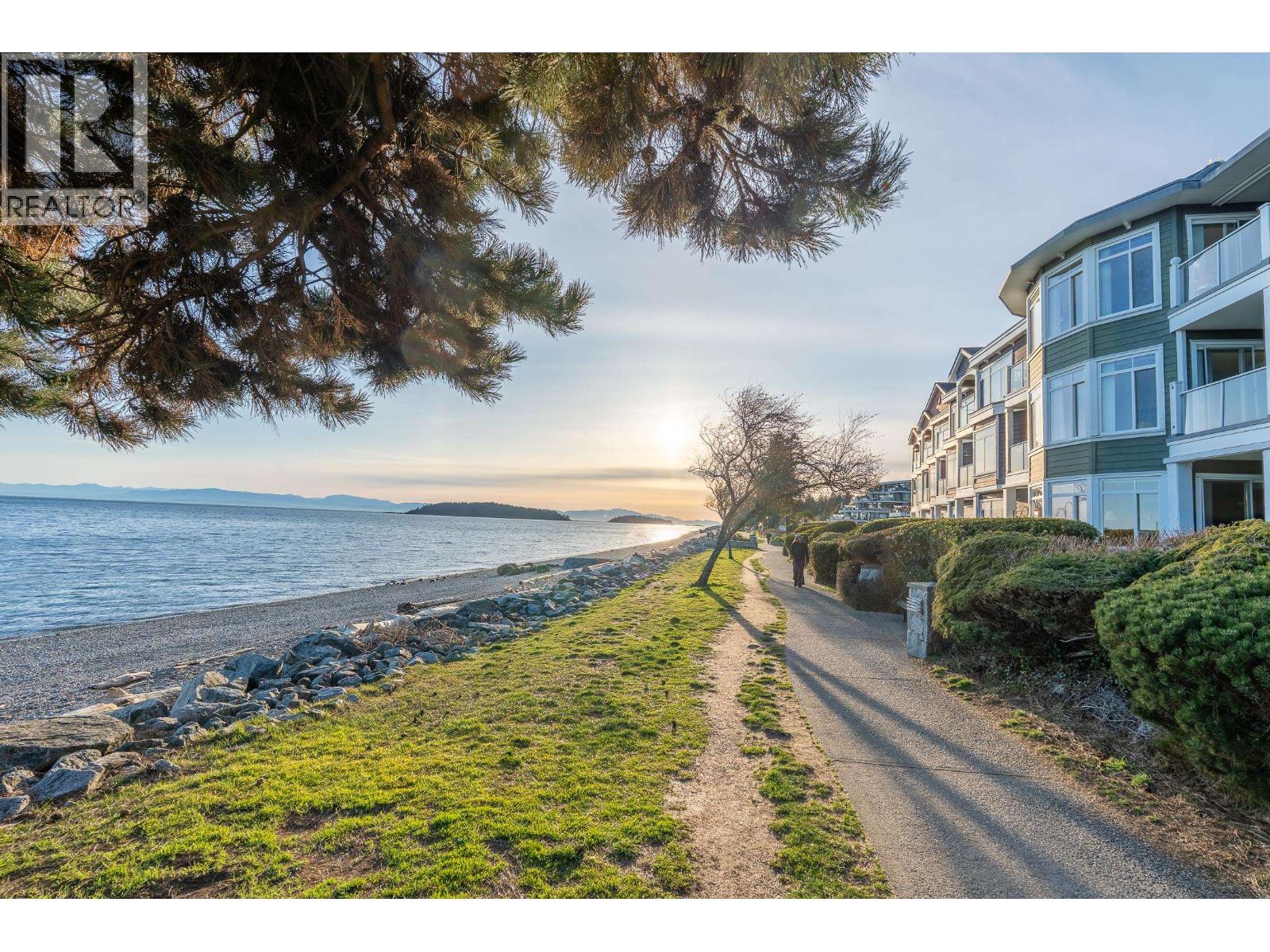 102 5470 INLET AVENUE, Sechelt