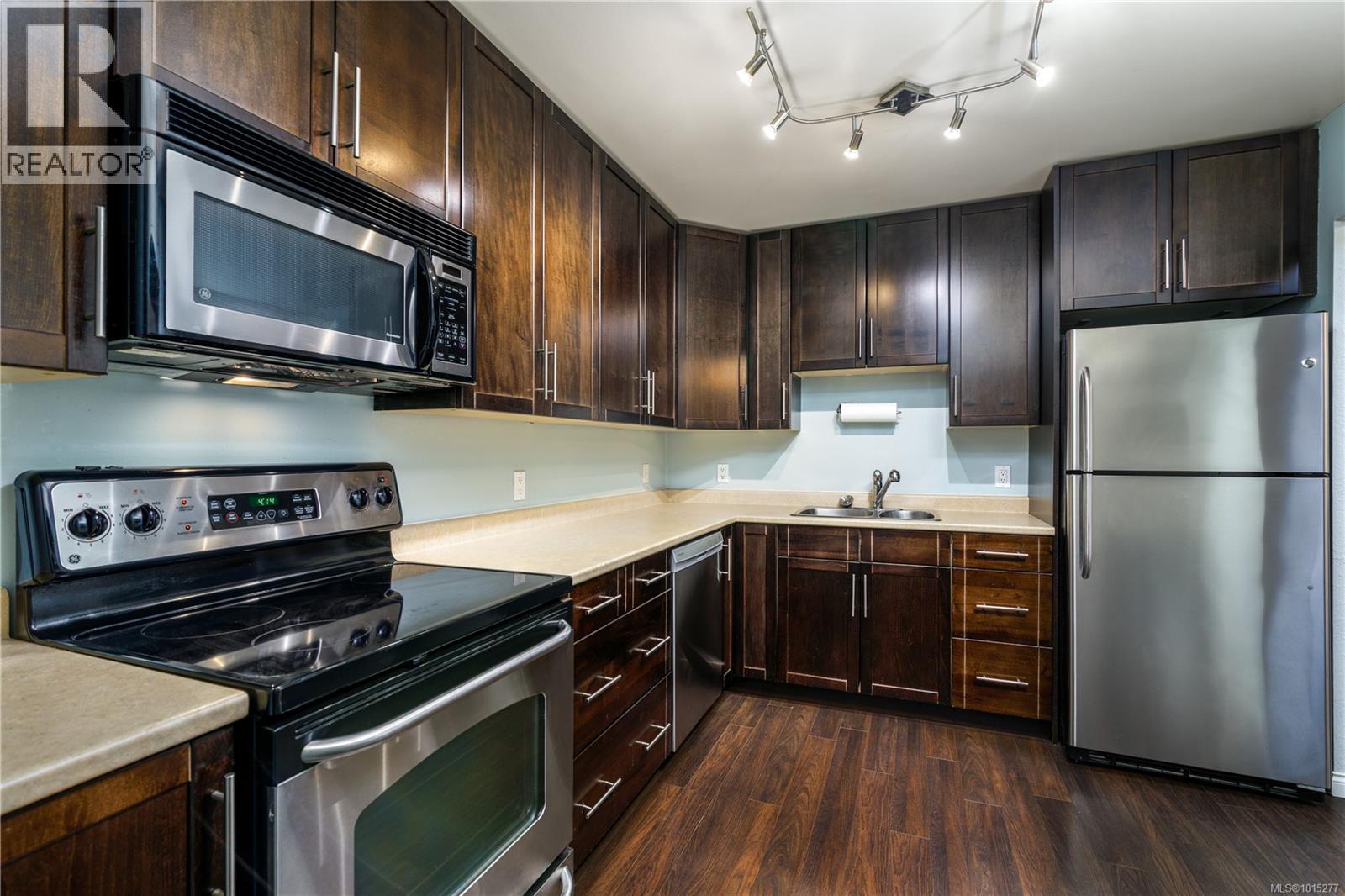 105 73 Gorge Rd W, Saanich