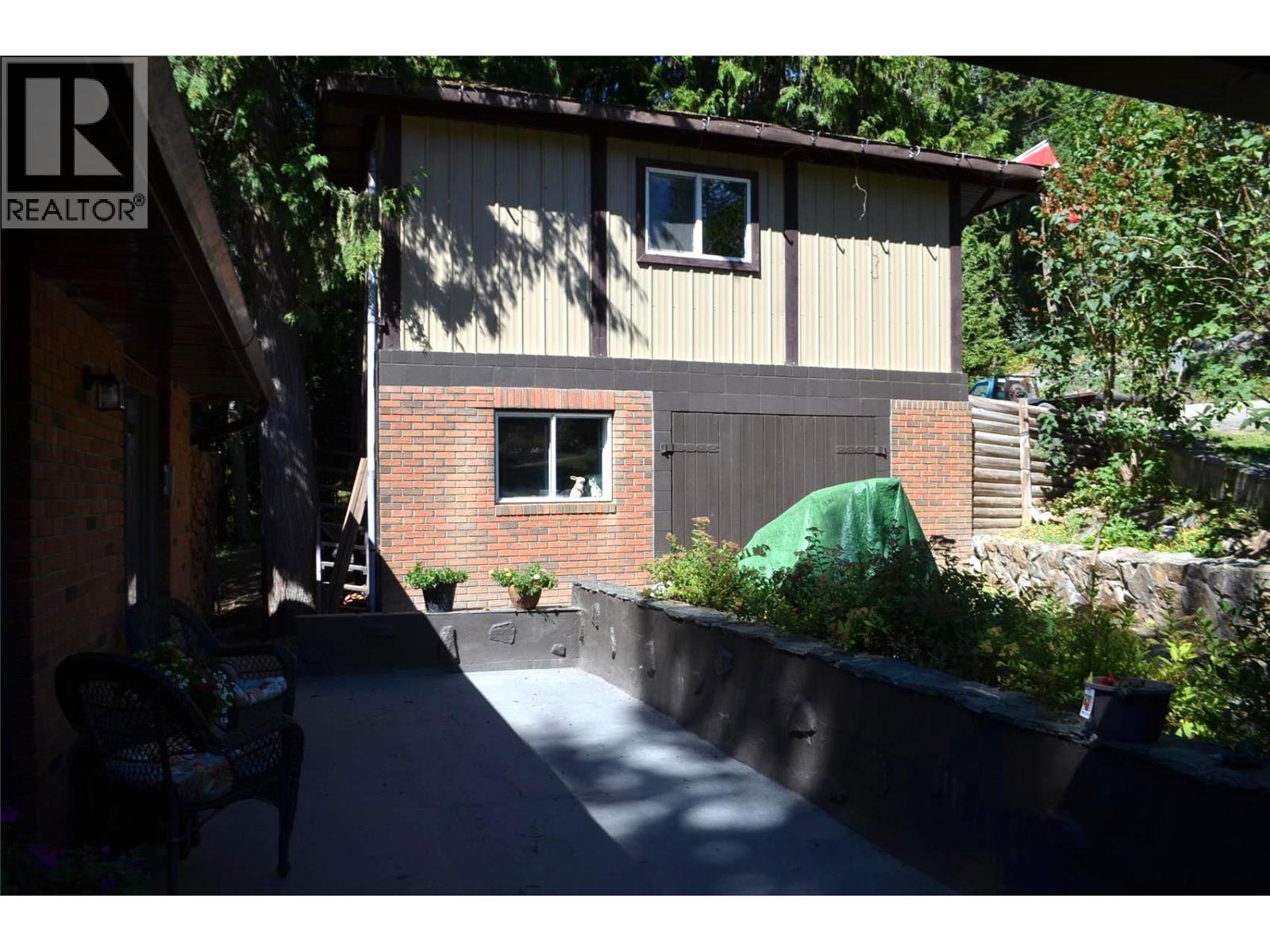 7508 Crowfoot Drive, Anglemont