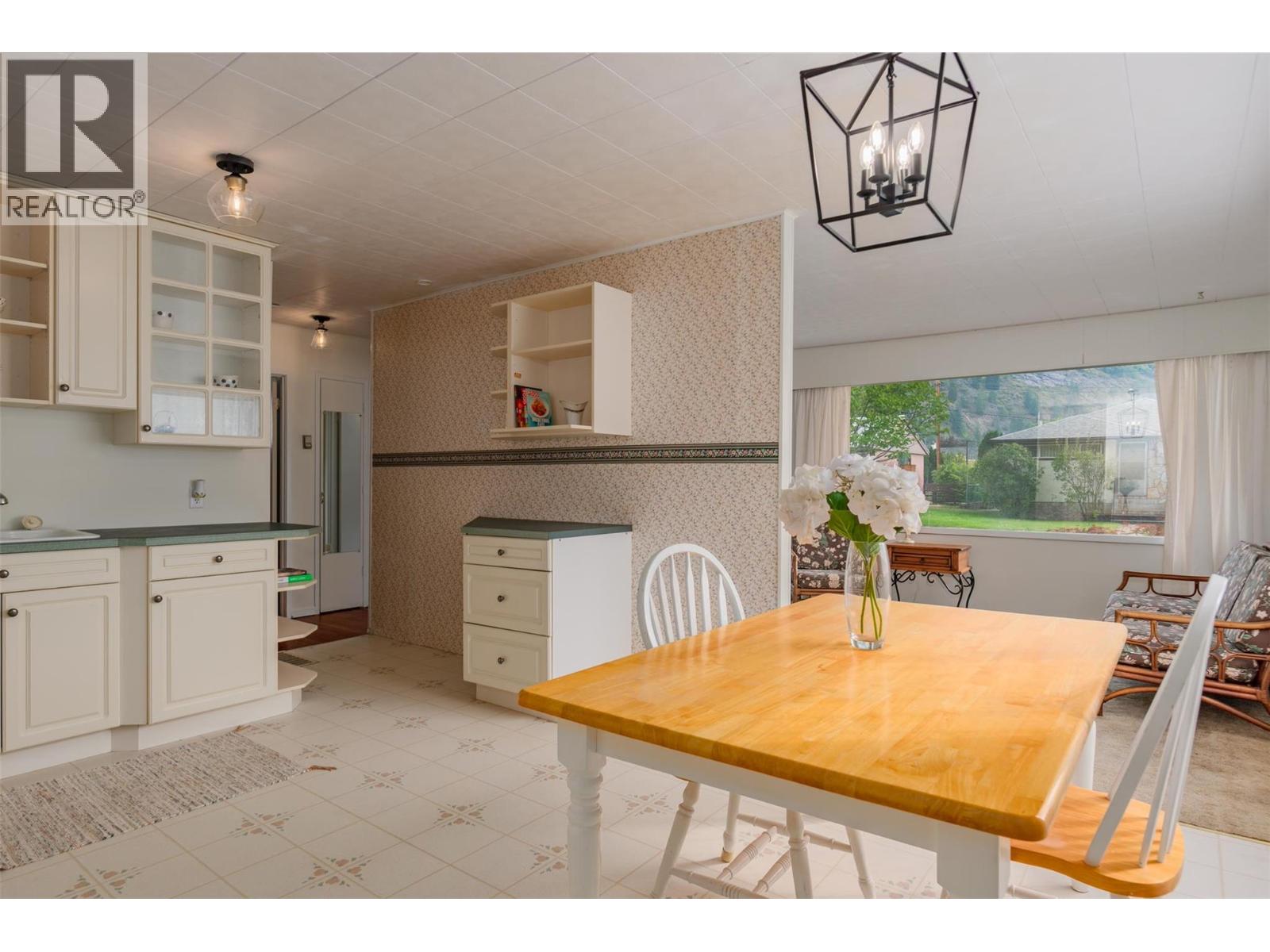 703 Hermia Crescent, Trail
