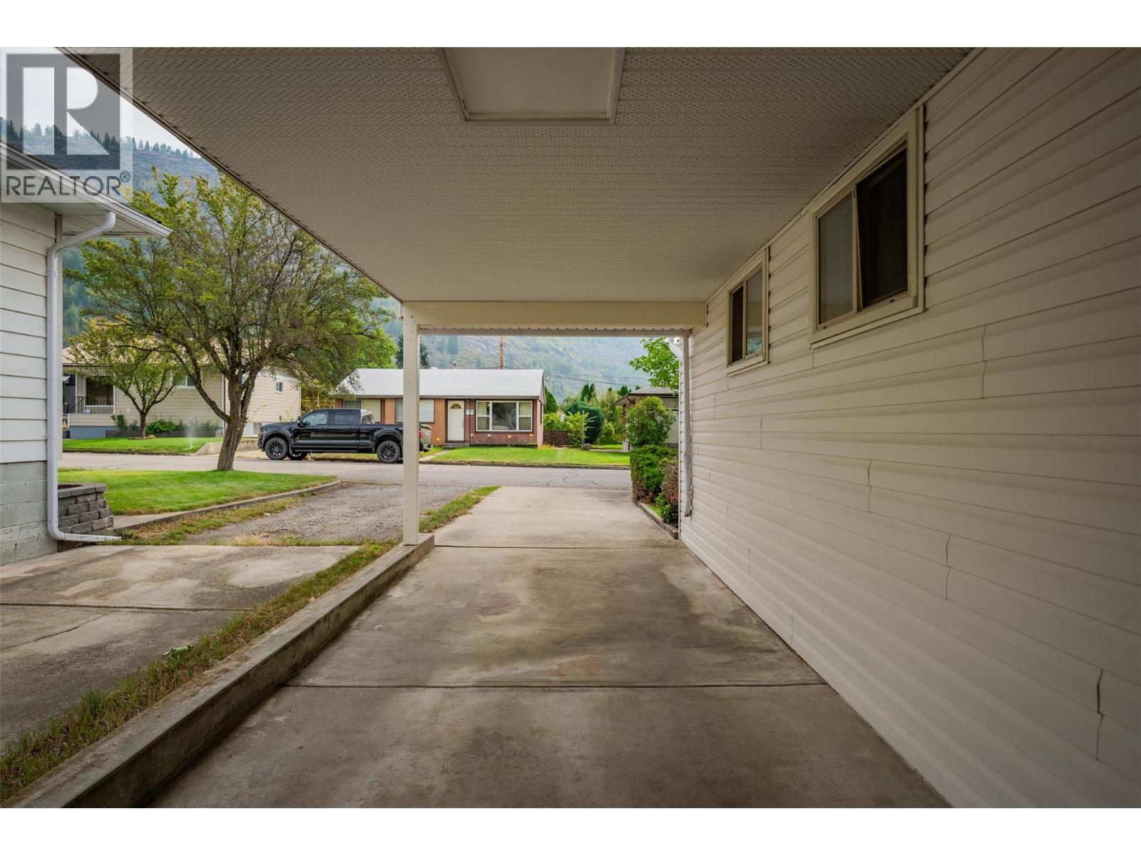 703 Hermia Crescent, Trail