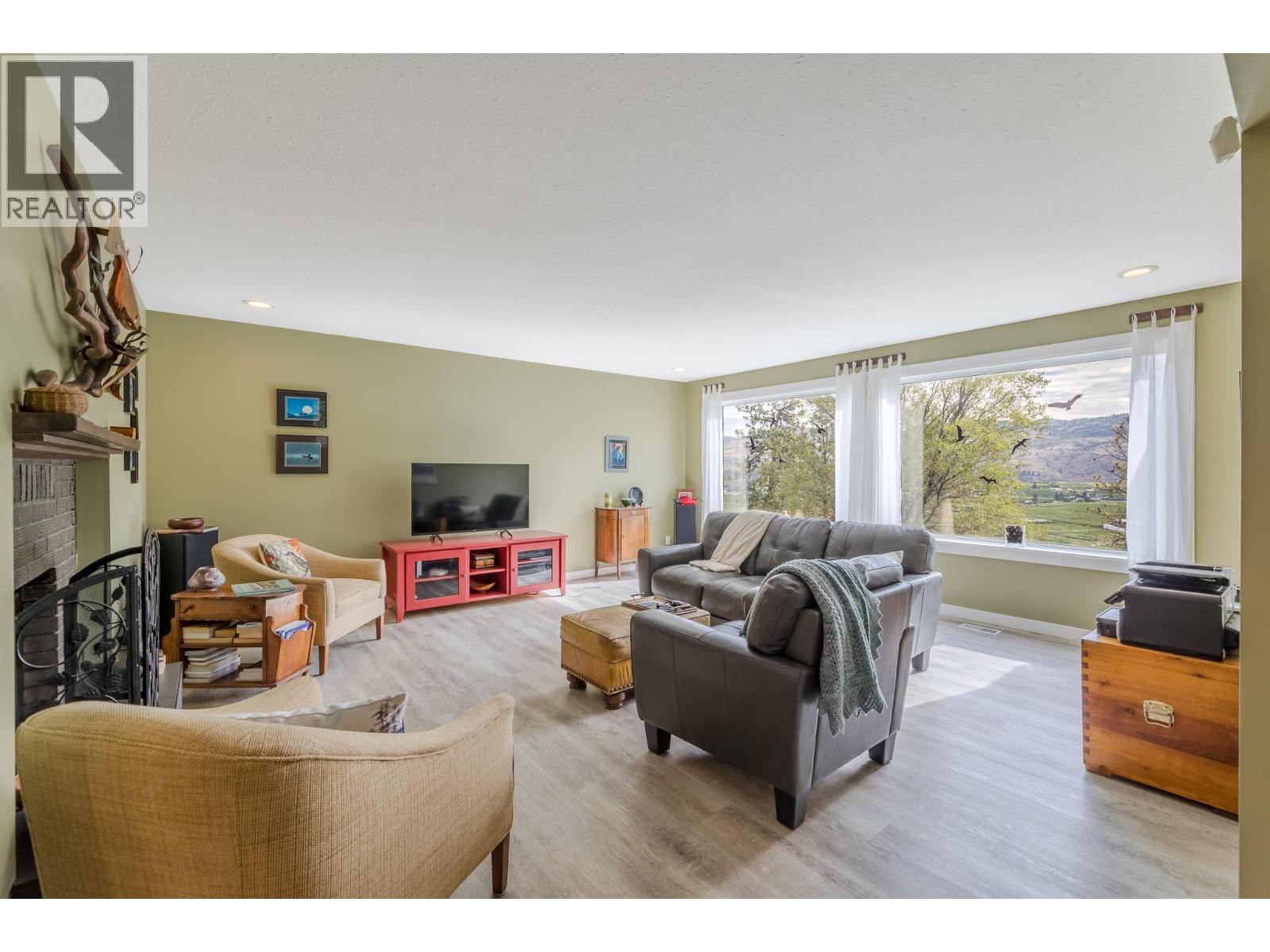 101 Knippelberg Road, Oliver