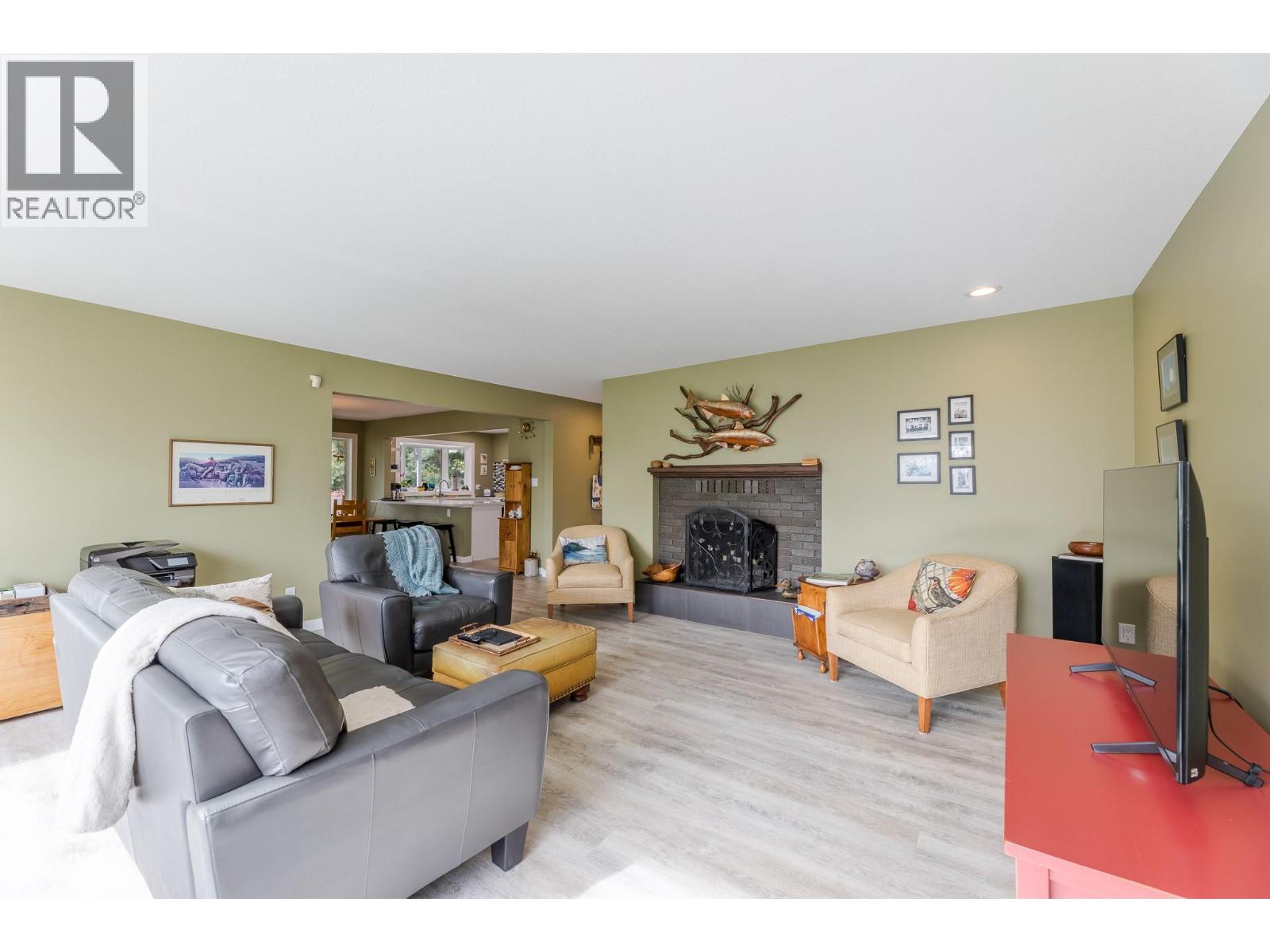 101 Knippelberg Road, Oliver