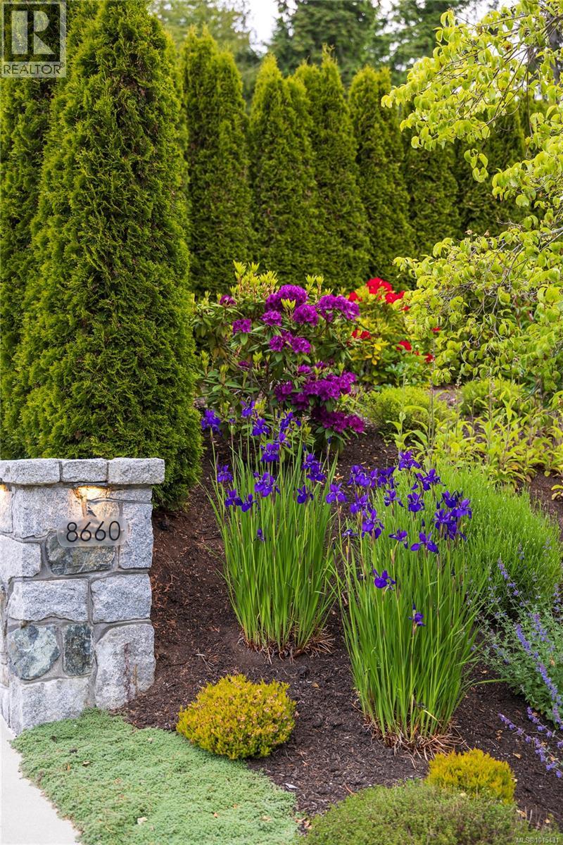  8660 Richland Place, North Saanich