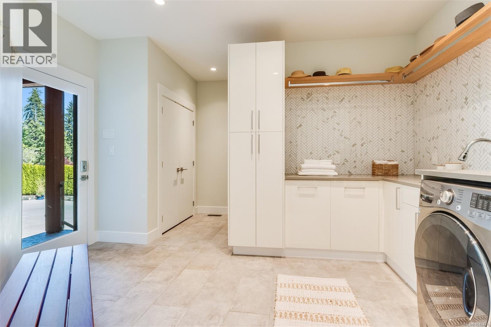  8660 Richland Place, North Saanich