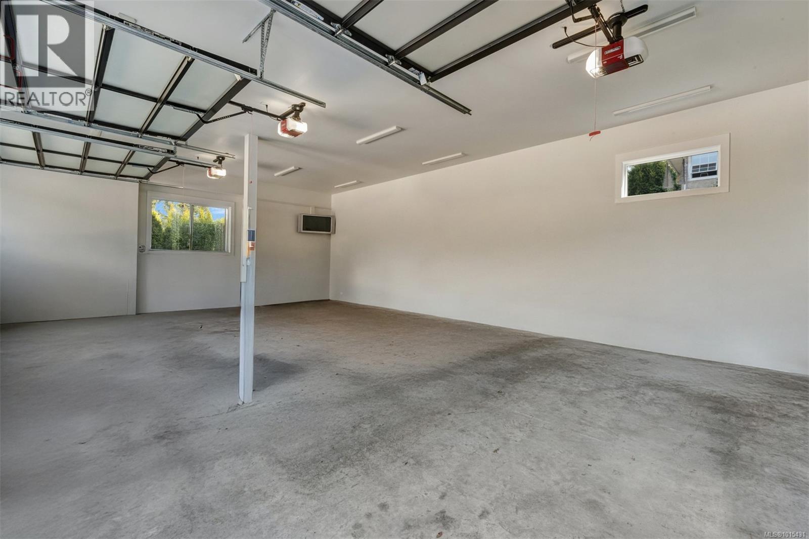  8660 Richland Place, North Saanich