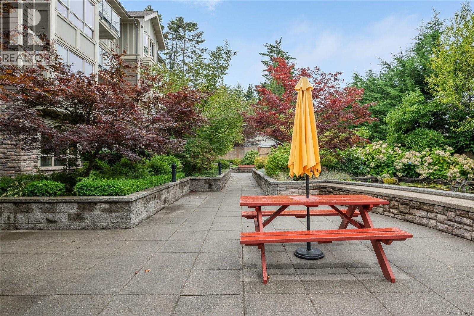 404 297 Hirst Ave W, Parksville