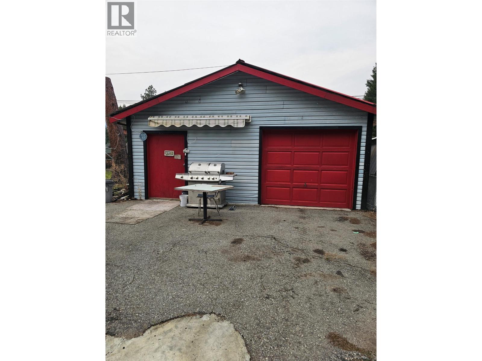 5851 33 Highway, Beaverdell