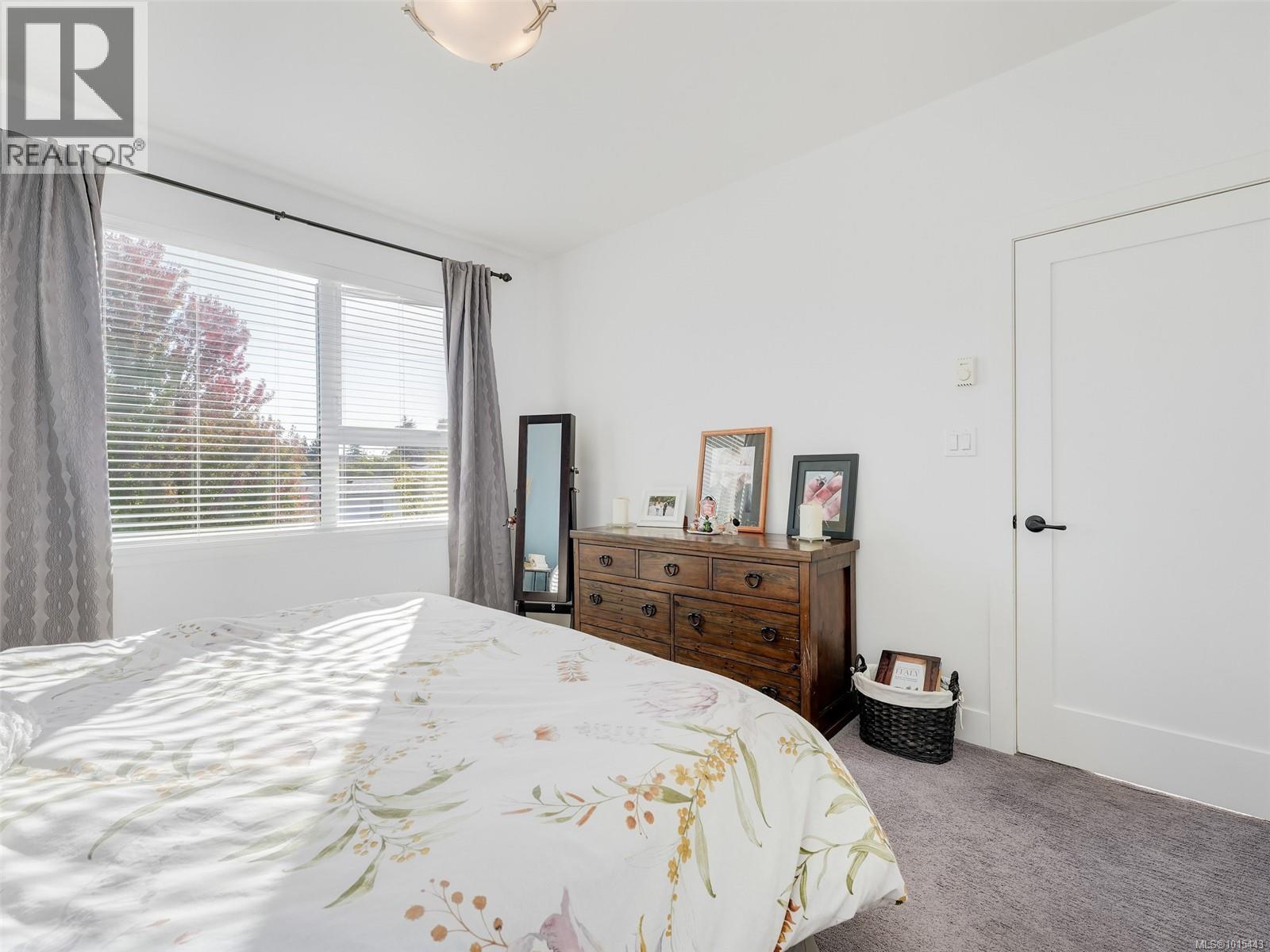 4 2350 Henry Avenue, Sidney