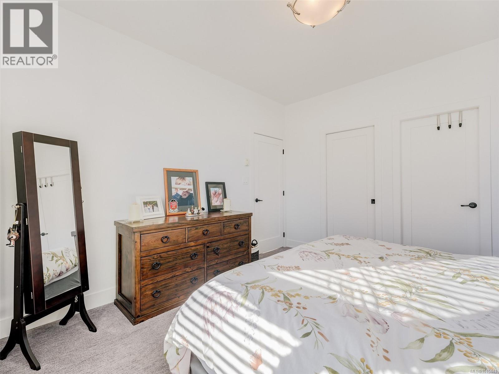 4 2350 Henry Avenue, Sidney