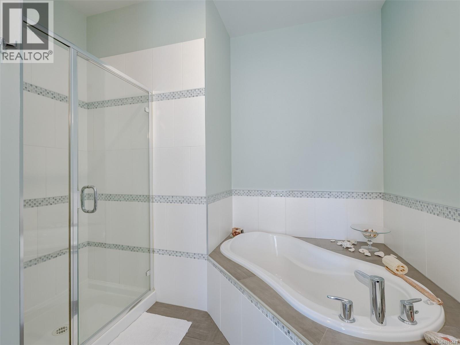 4 2350 Henry Avenue, Sidney