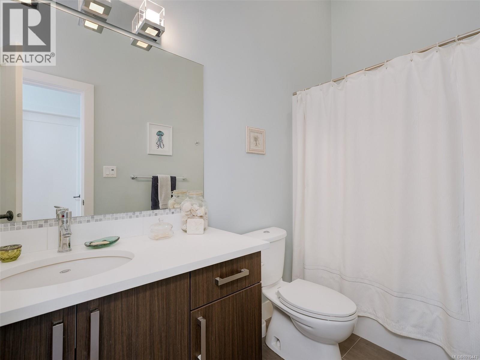4 2350 Henry Avenue, Sidney