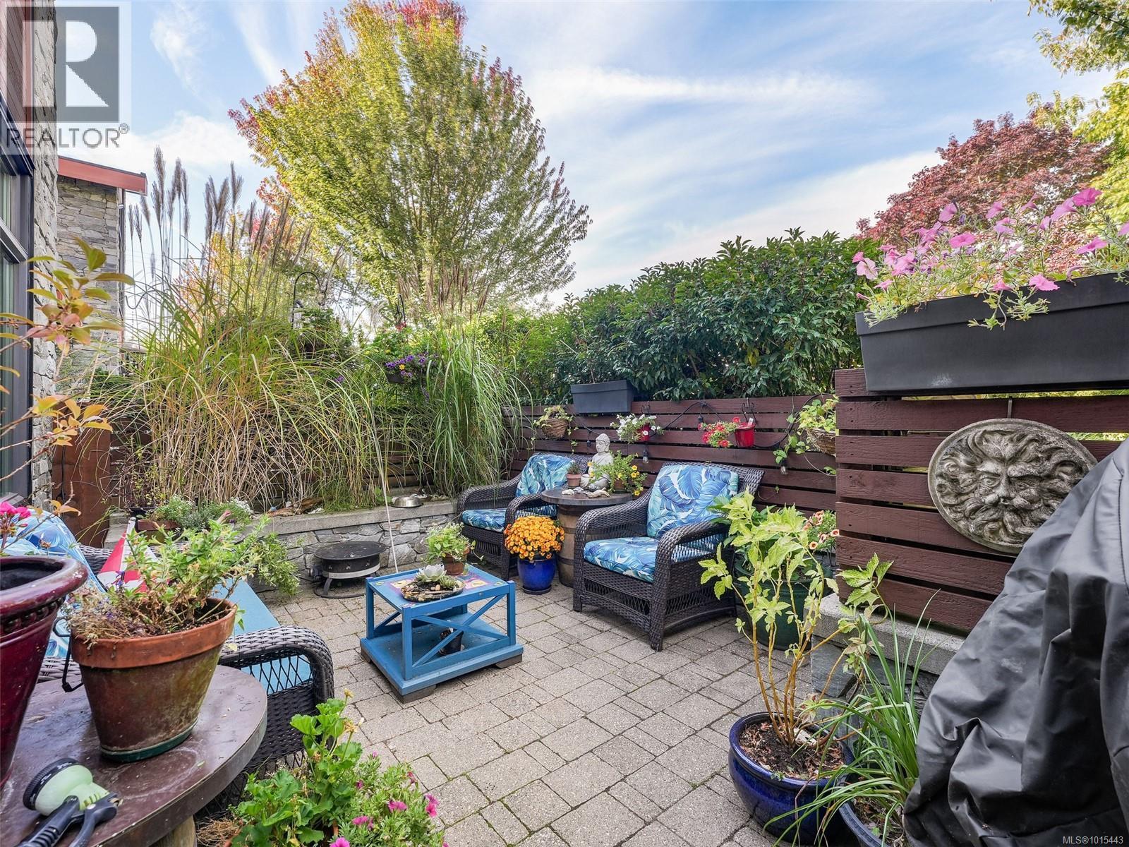 4 2350 Henry Avenue, Sidney