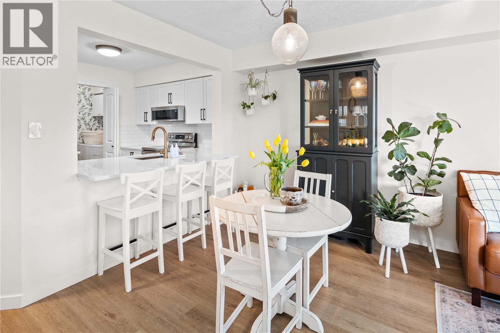 220 2245 James White Boulevard, Sidney