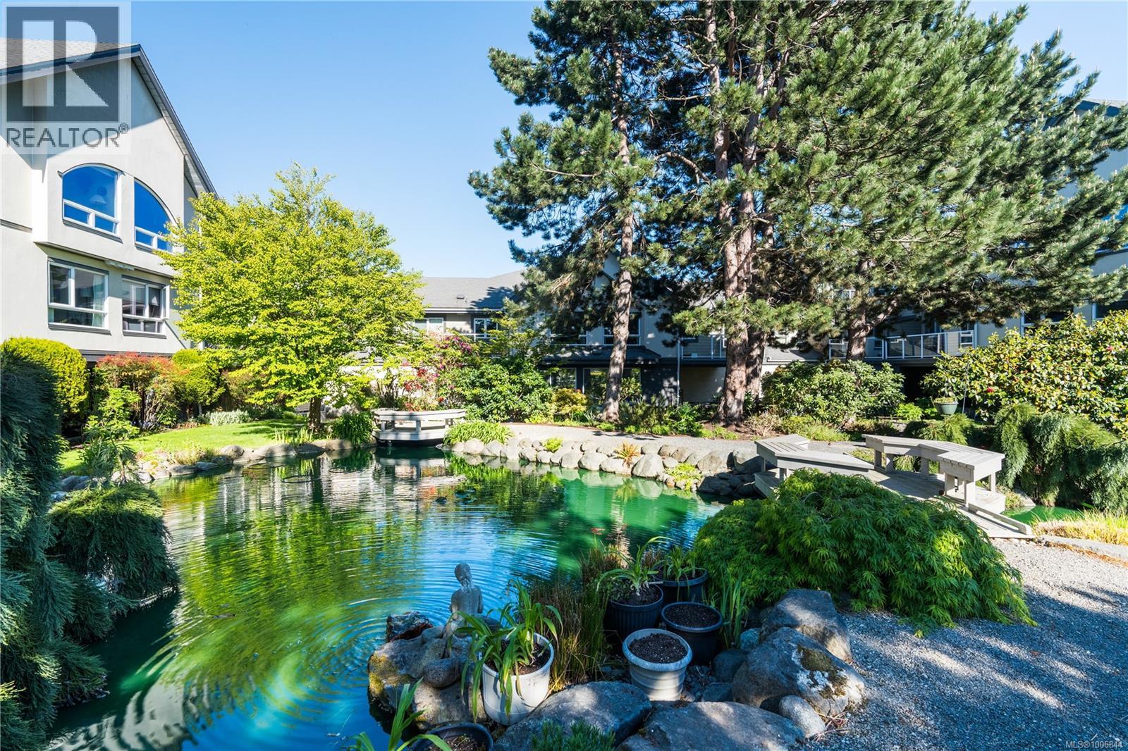 220 2245 James White Boulevard, Sidney