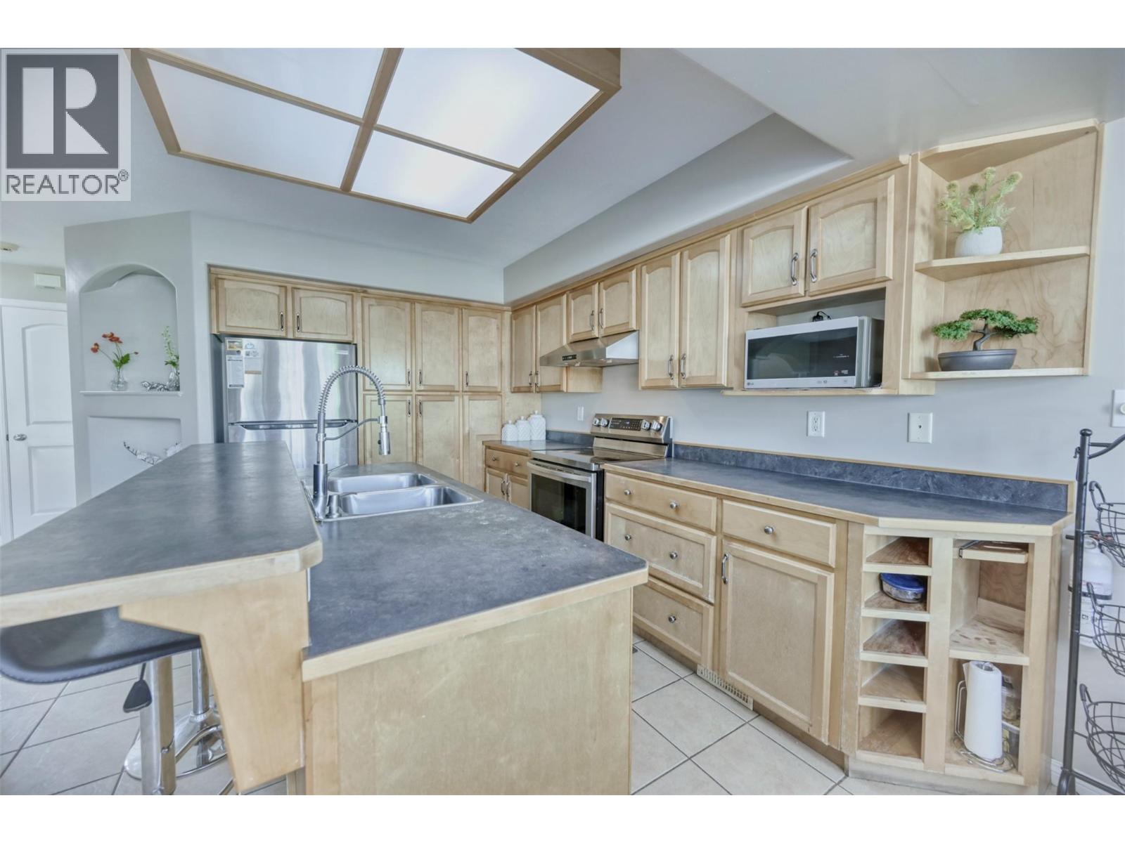 270 WILLOWS Place, Oliver