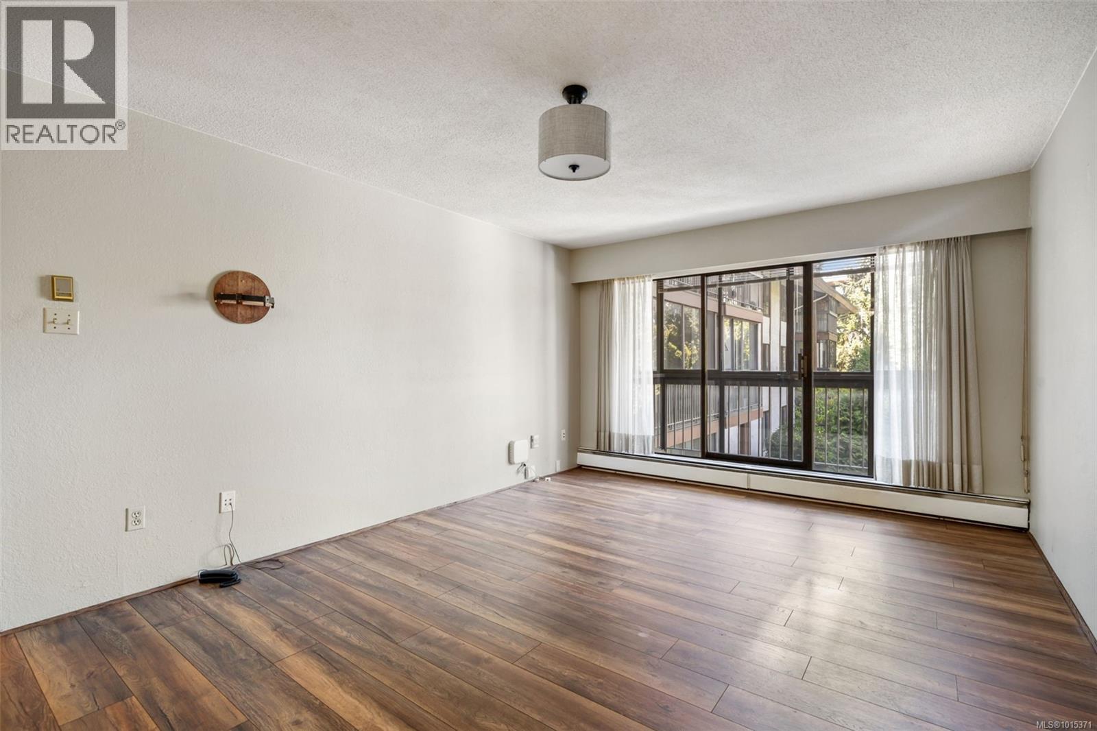 319 1005 Mckenzie Avenue, Saanich