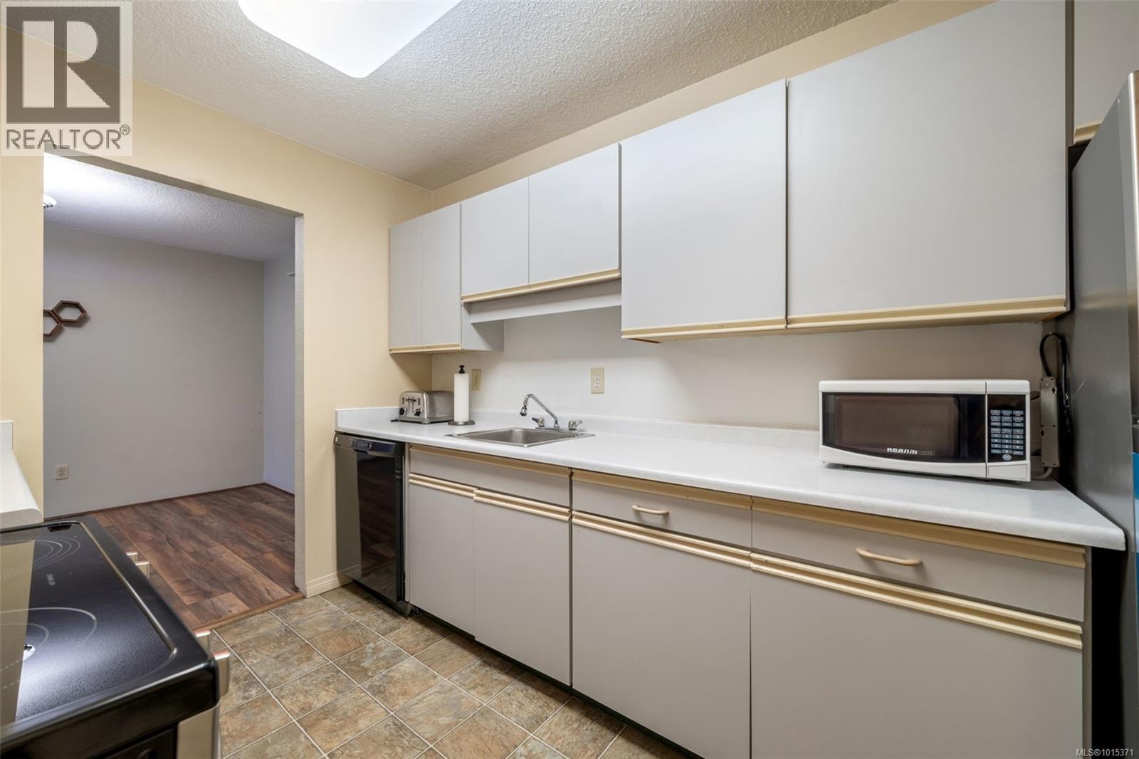 319 1005 Mckenzie Avenue, Saanich