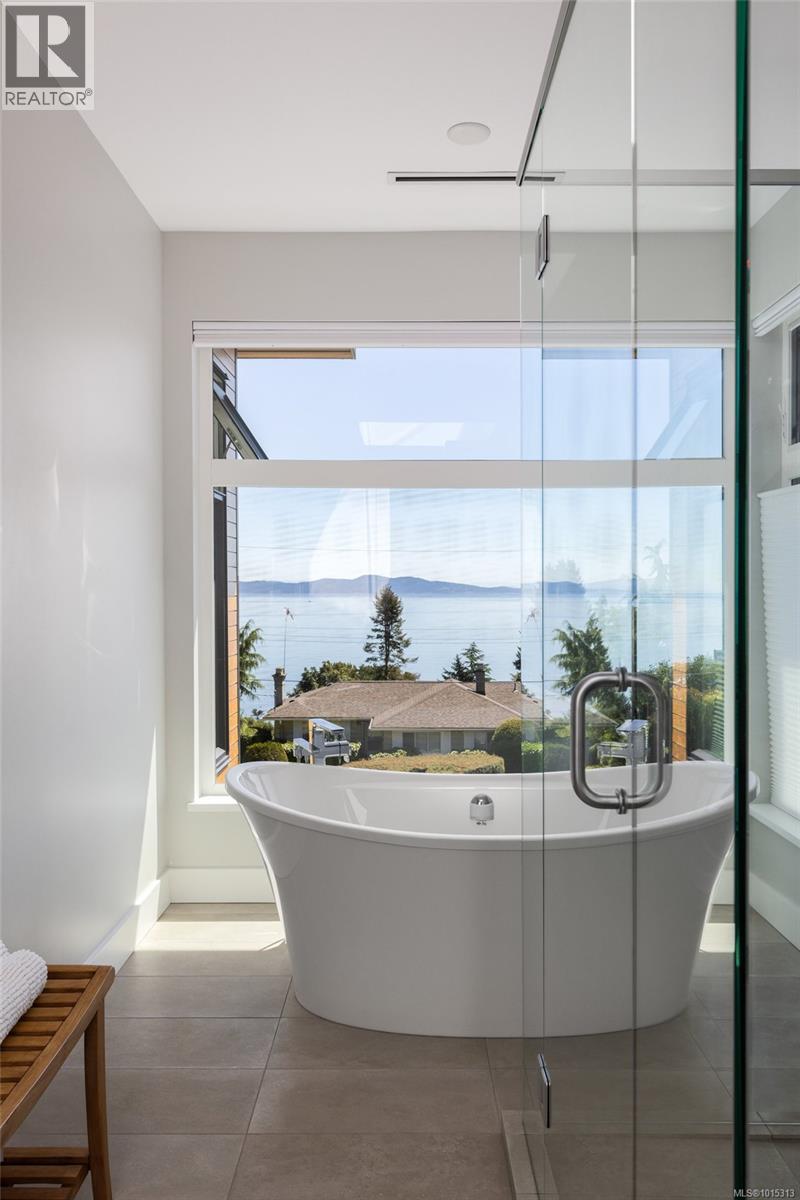  928 Claremont Avenue, Saanich