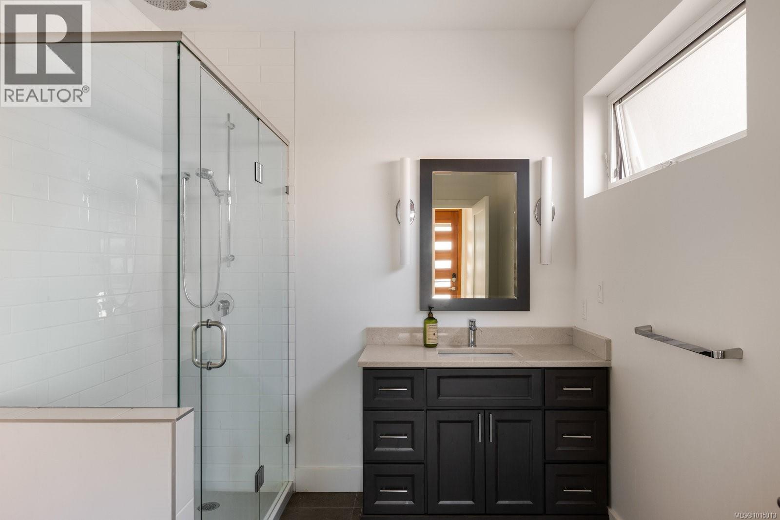 928 Claremont Avenue, Saanich