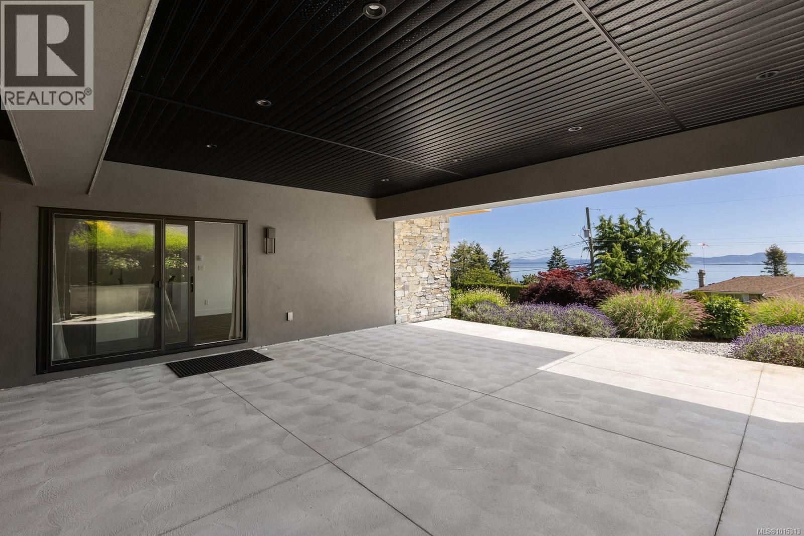  928 Claremont Avenue, Saanich