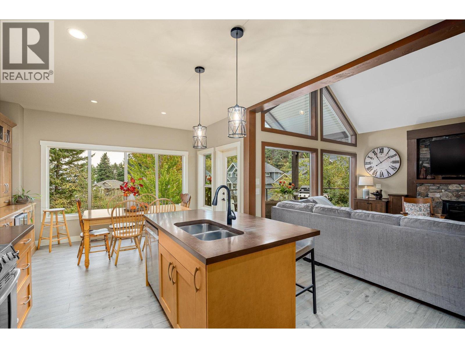  2551 Paramount Drive, West Kelowna